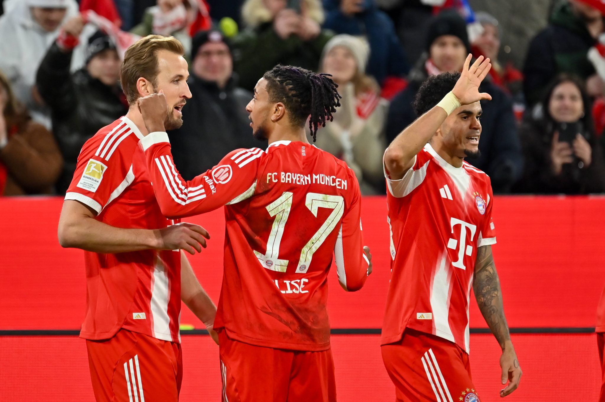 Harry Kane, Luis D&iacute;az e Michael Olise do Bayern de Munique (Foto: Imago)