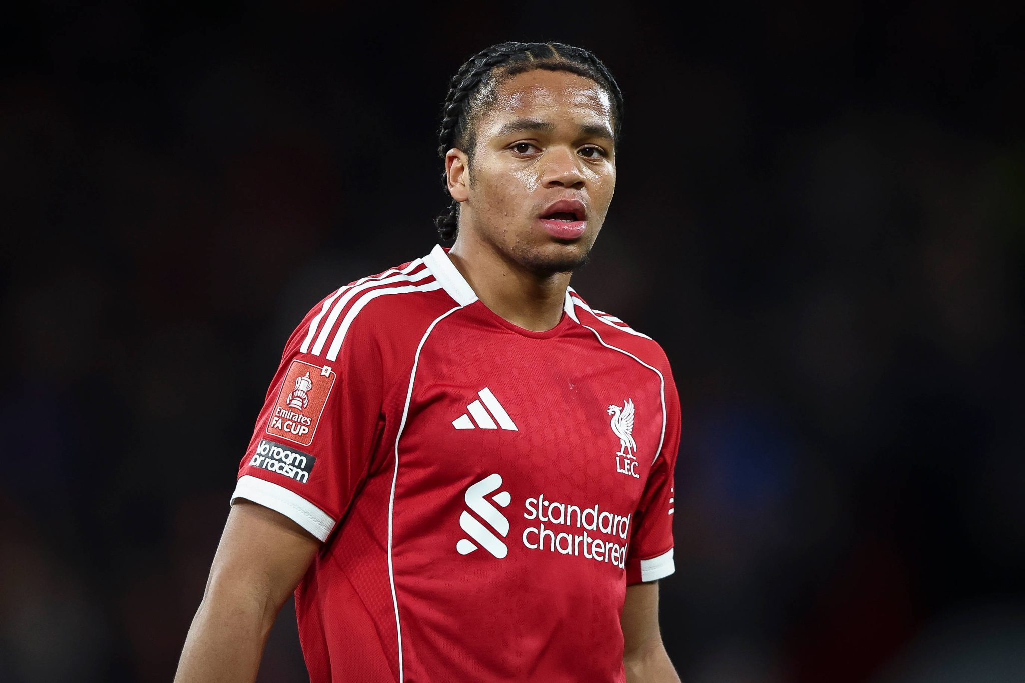 Gerrard faz apelo por titularidade de jovem promessa do Liverpool ap&oacute;s vexame