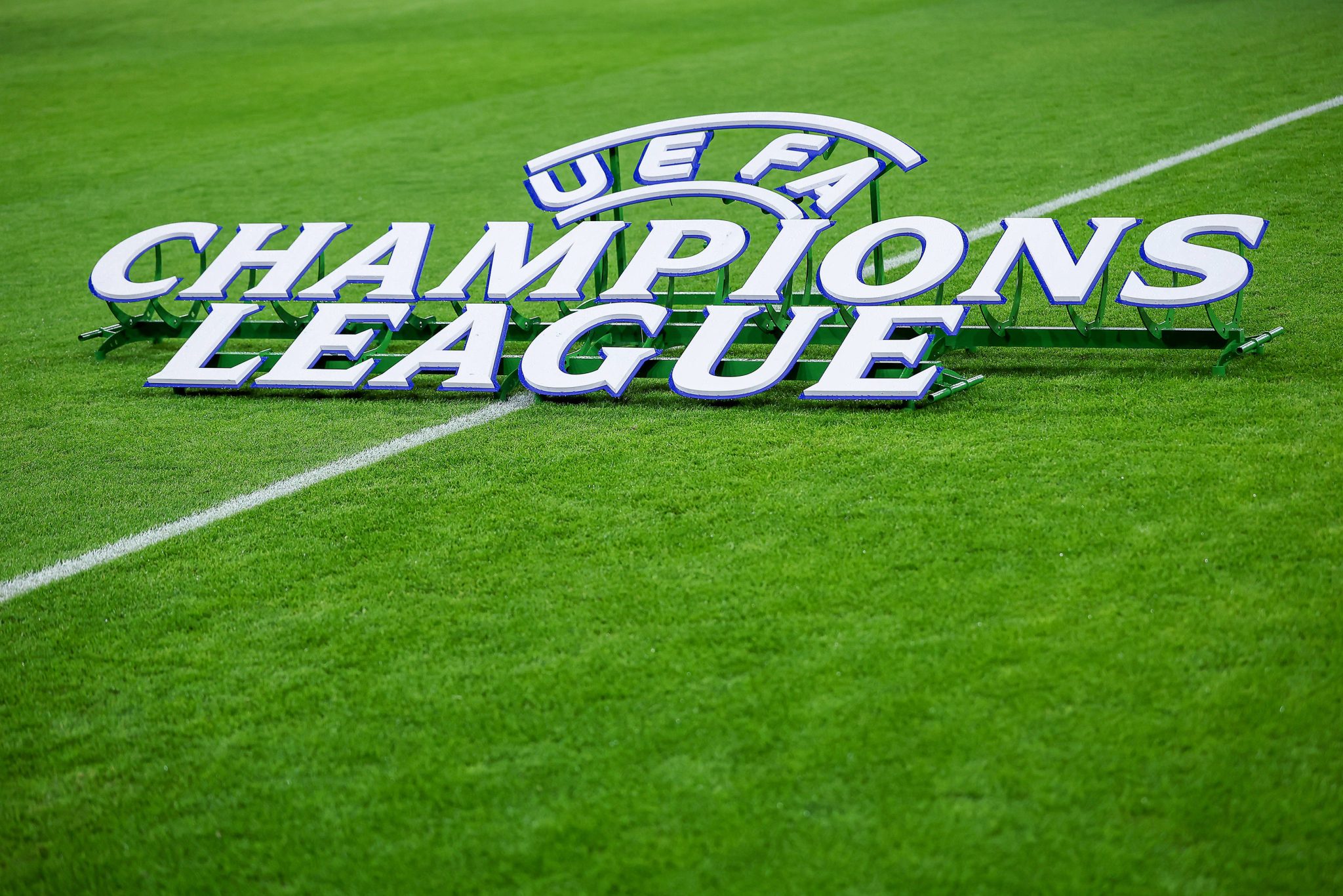 Por que clubes da elite pressionam a Uefa por elencos maiores na Champions League?