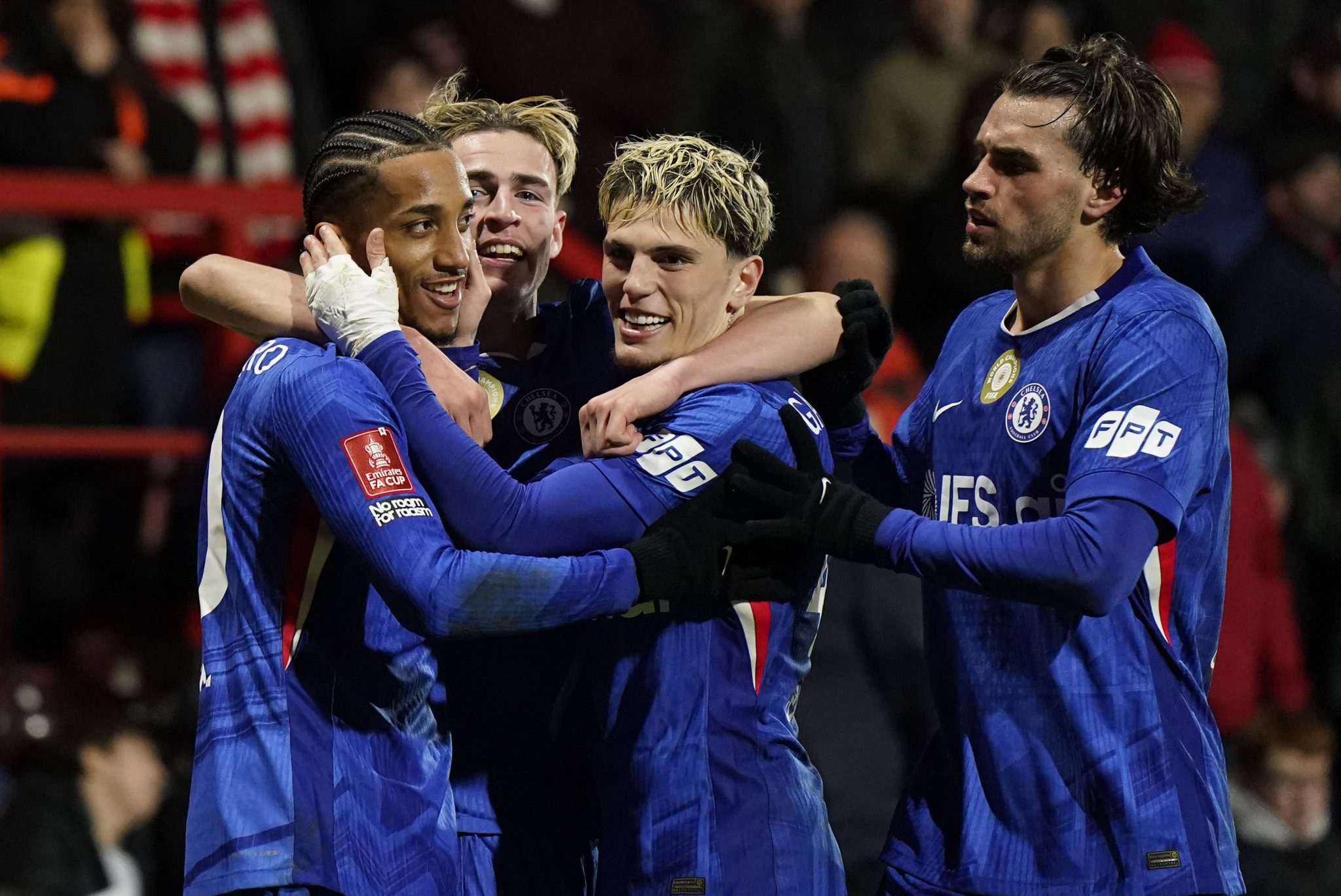 Em jogo moroso, Jo&atilde;o Pedro sai do banco para ressuscitar Chelsea, que sofre contra o Wrexham