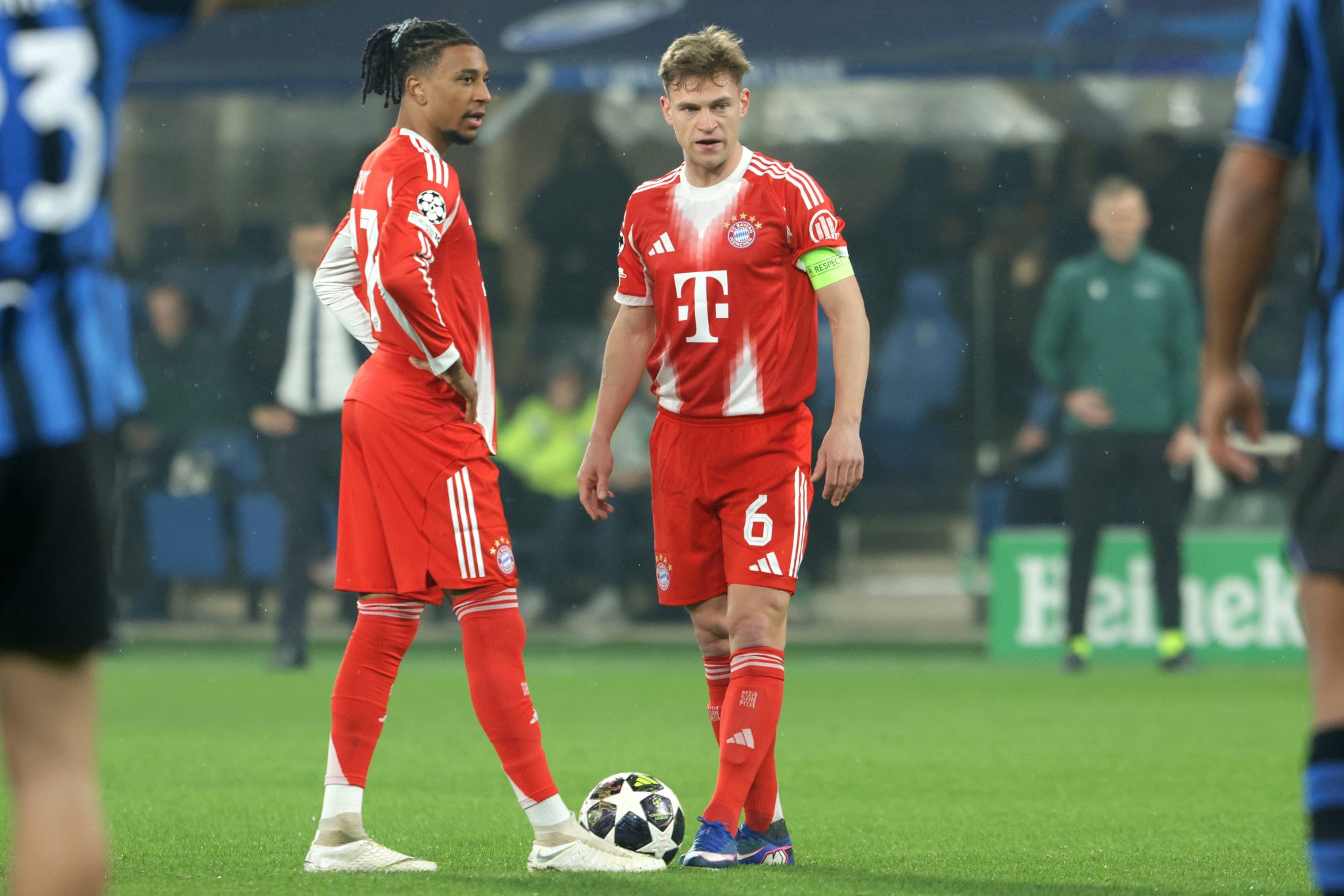 Michael Olise Joshua Kimmich em atua&ccedil;&atilde;o pelo Bayern de Munique (Foto: IMAGO / Buzzi)