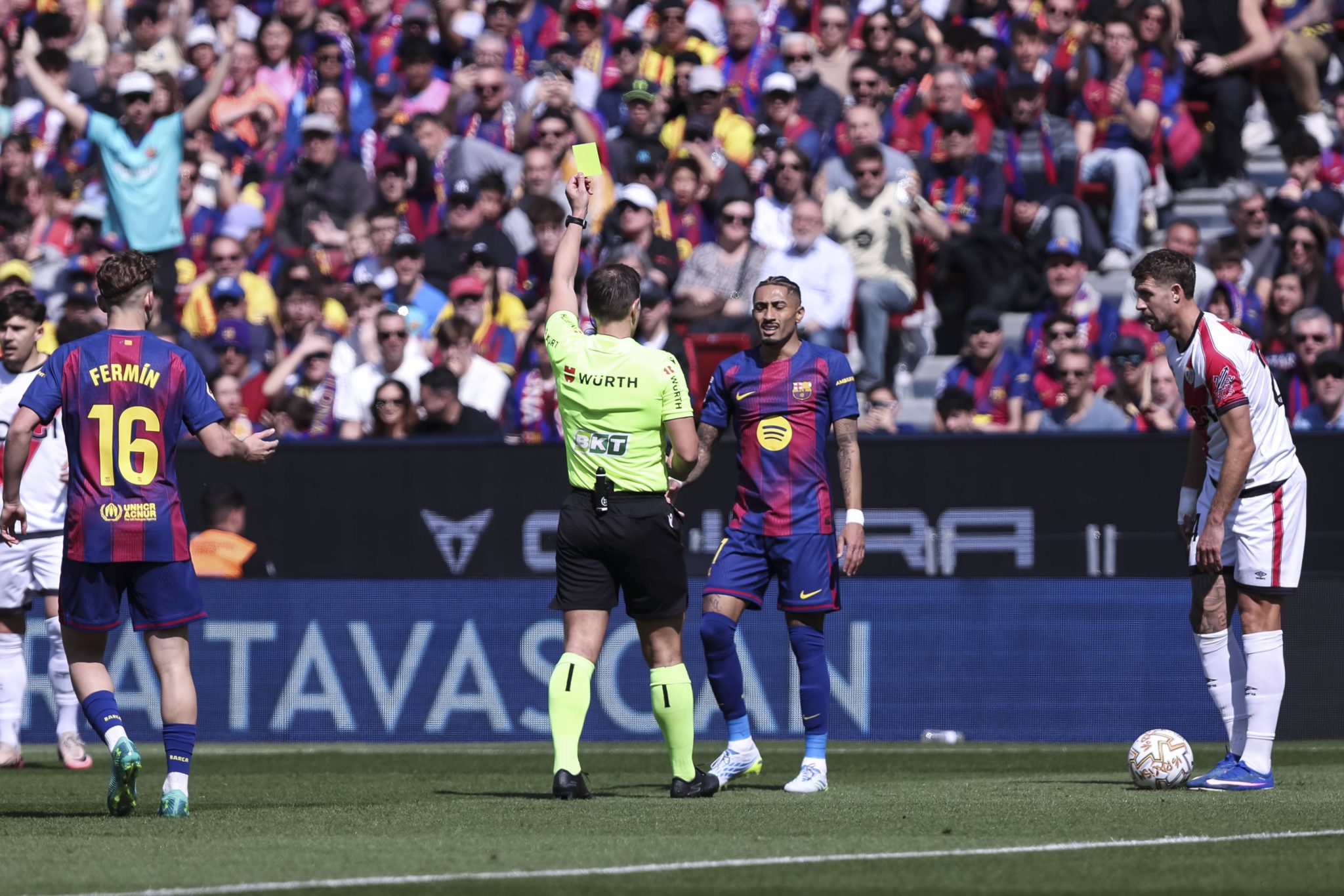 Raphinha recebeu amarelo em Barcelona 1x0 Rayo Vallecano. Foto: Sergio Rios/IMAGO