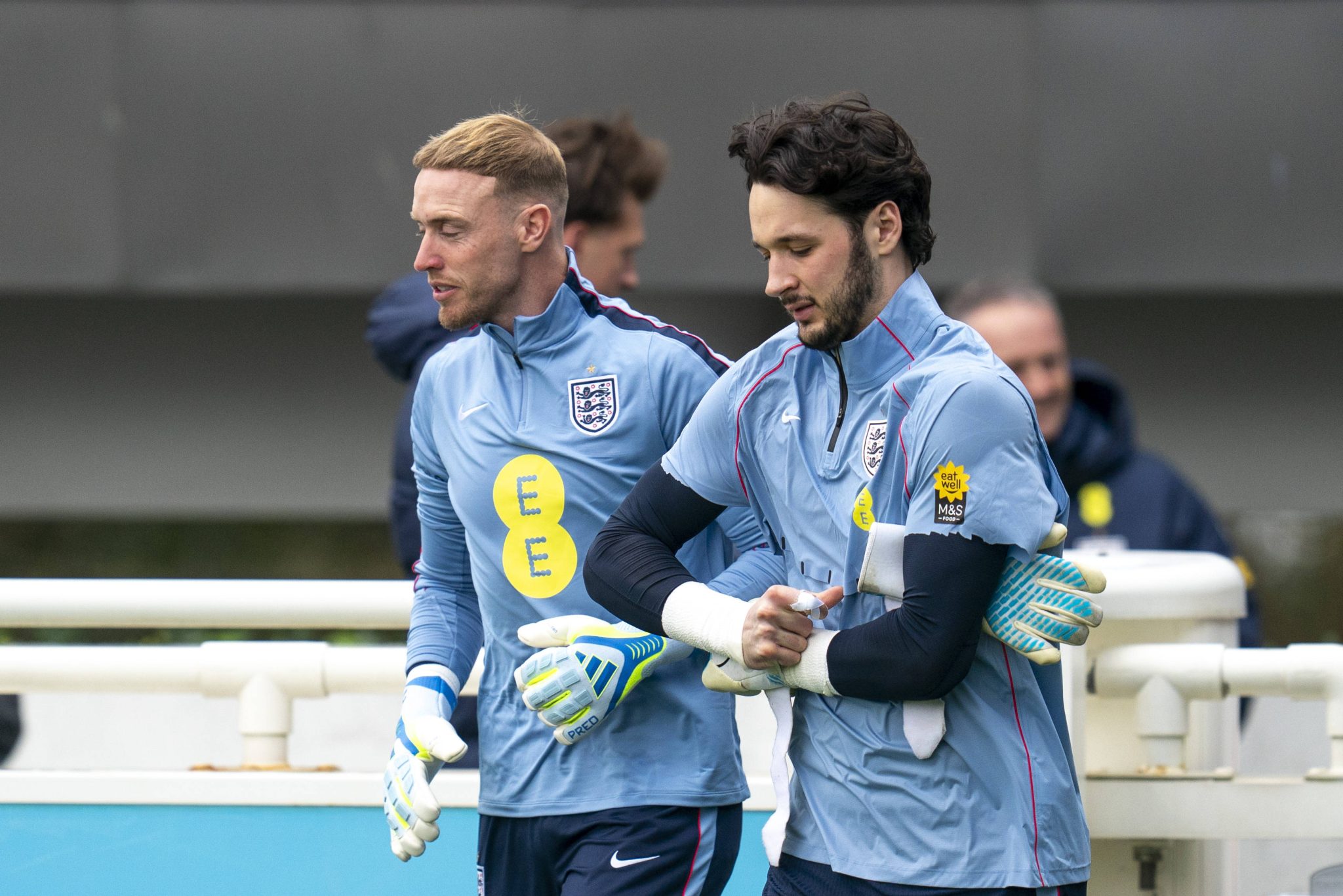 Jason Steele e James Trafford durante treino da sele&ccedil;&atilde;o inglesa (Foto: Imago/Every Second Media)