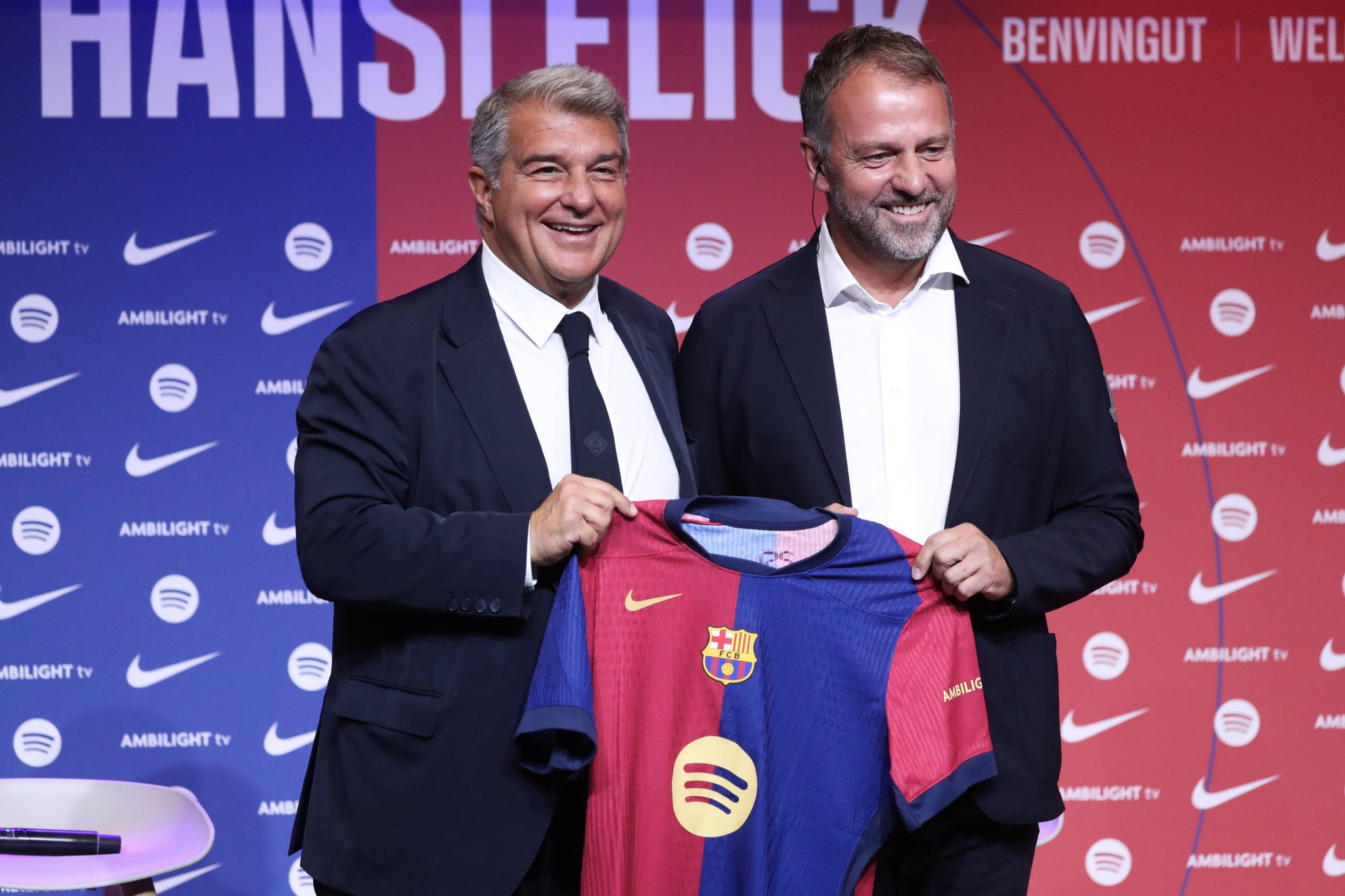 Joan Laporta e Hansi Flick durante sua apresenta&ccedil;&atilde;o no Barcelona, em julho de 2024 (Foto: Imago/Xinhua)