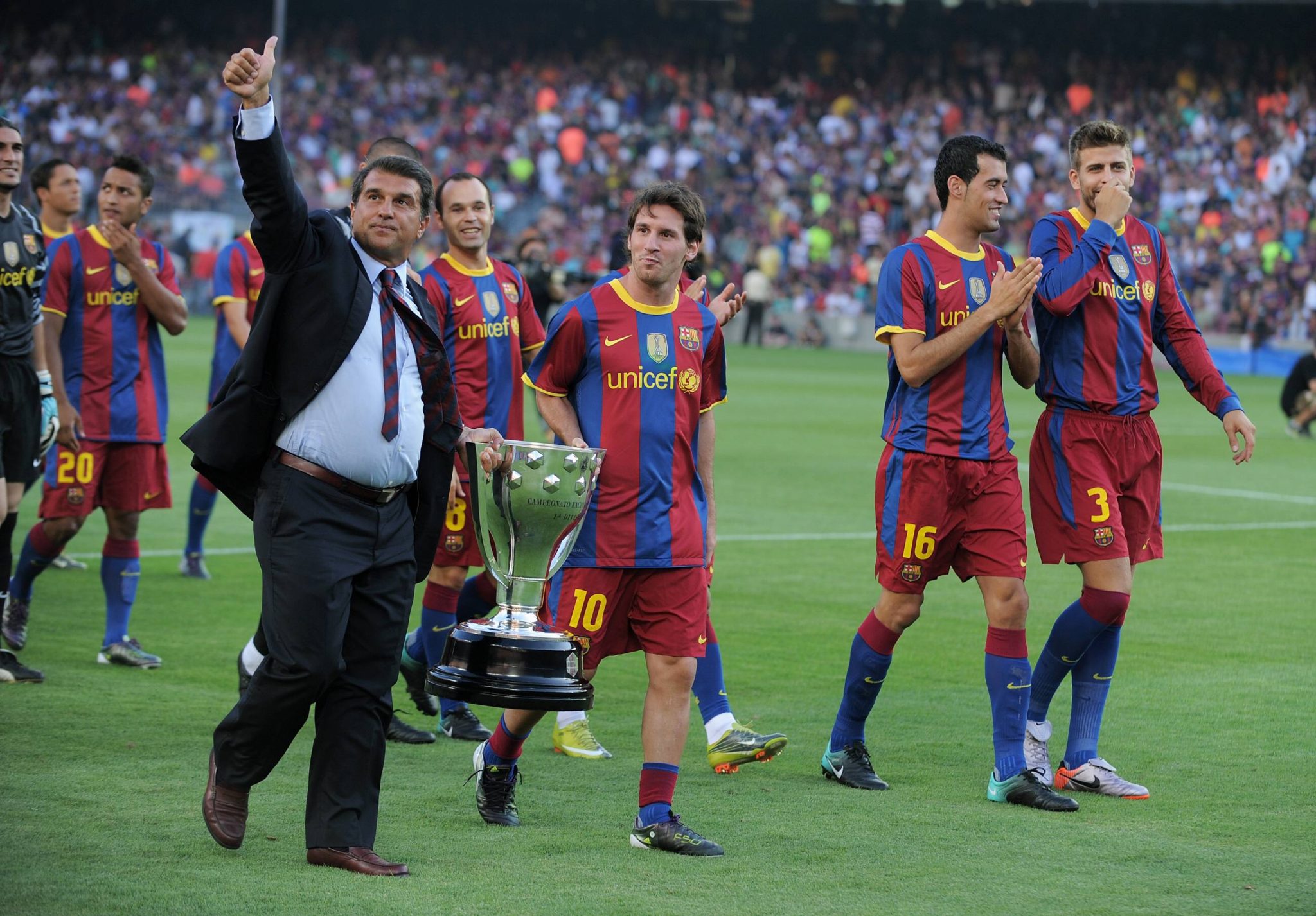 Joan Laporta carrega ta&ccedil;a do Barcelona lado de Lionel Messi, em 2010 (Foto: Imago/Ulmer)