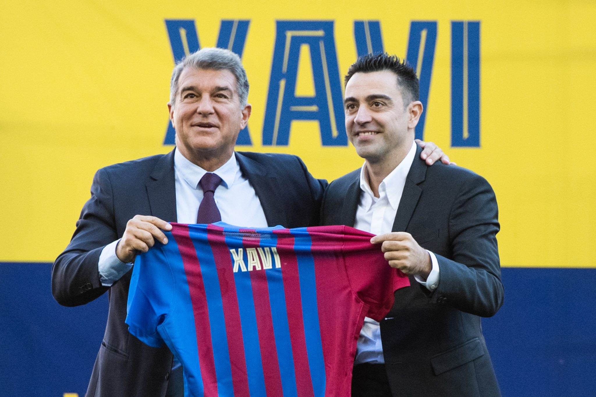 &lsquo;Flick ganha com os mesmos jogadores que ele perdia&rsquo;: Presidente do Barcelona detona Xavi