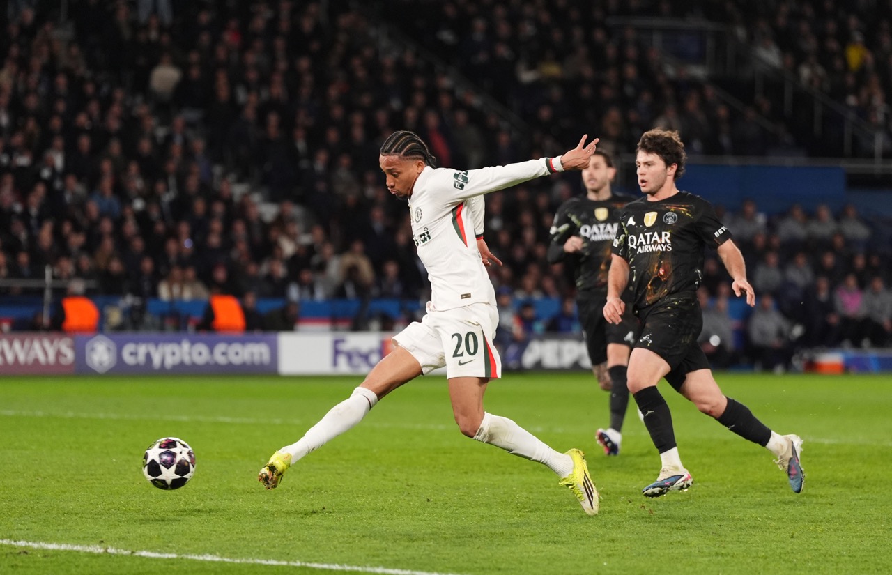 Jo&atilde;o Pedro marcou um impedido e ficou no quase em outro lance