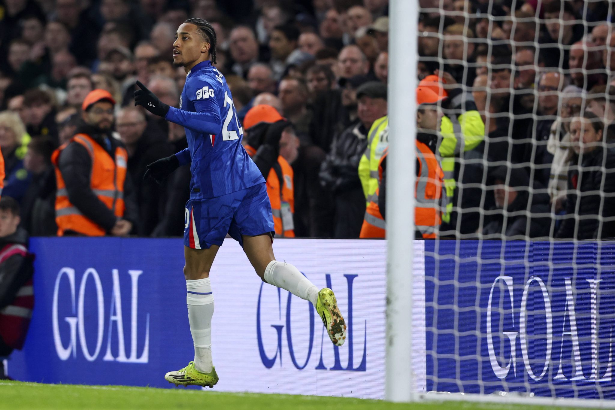 Jo&atilde;o Pedro celebra gol pelo Chelsea