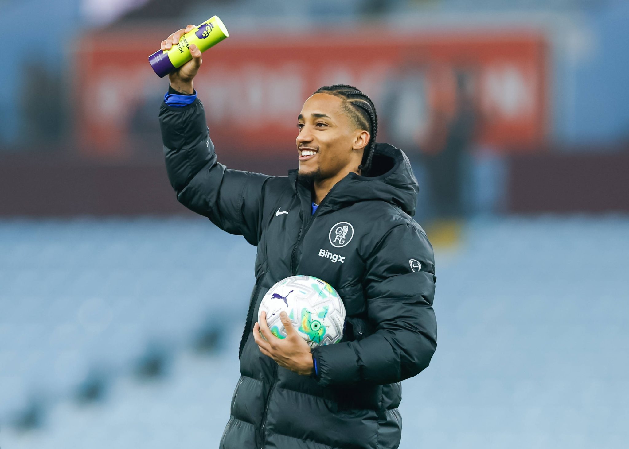 Jo&atilde;o Pedro ergue o pr&ecirc;mio de Player of the Match