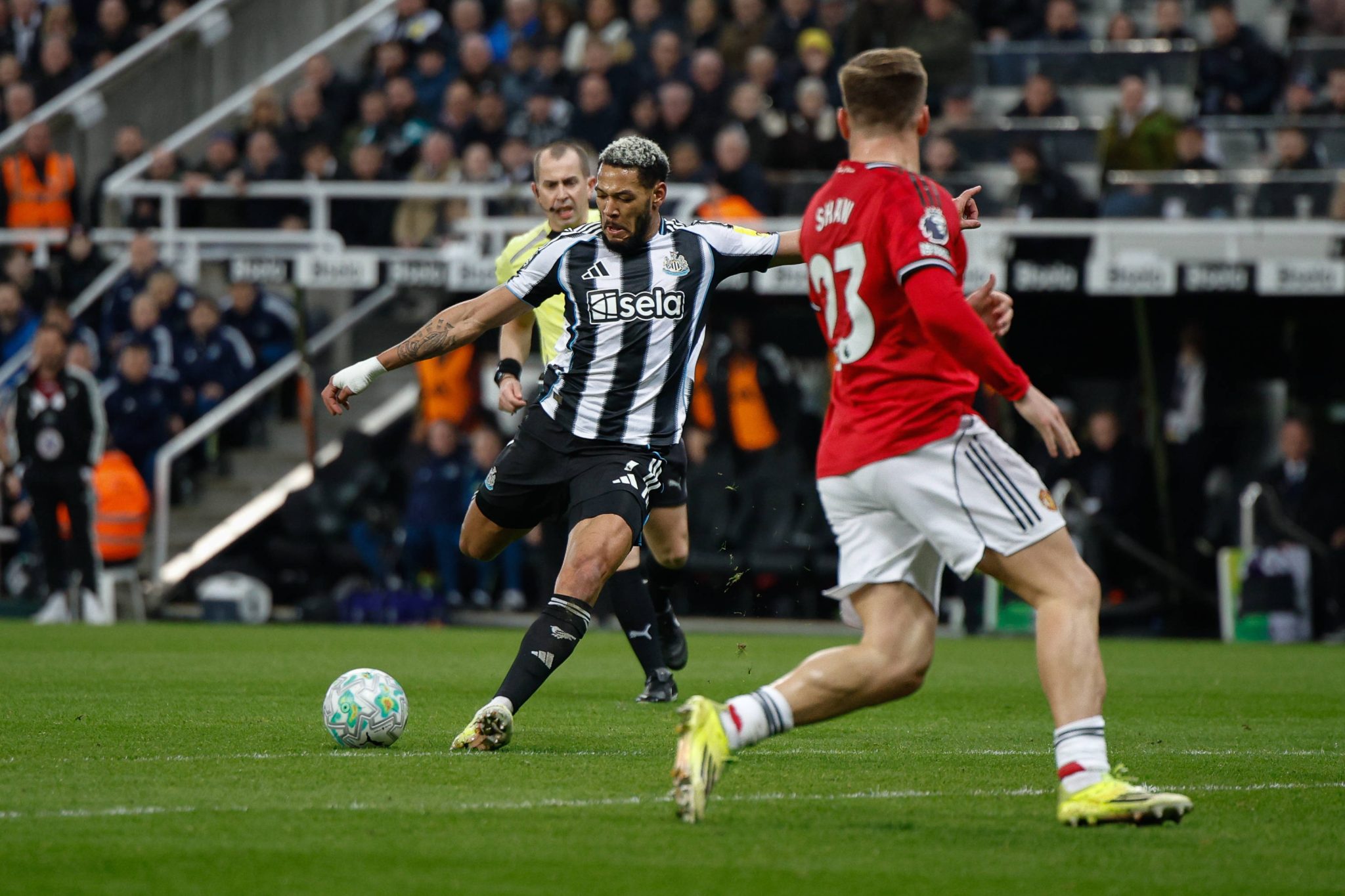 Joelinton contra o Manchester United