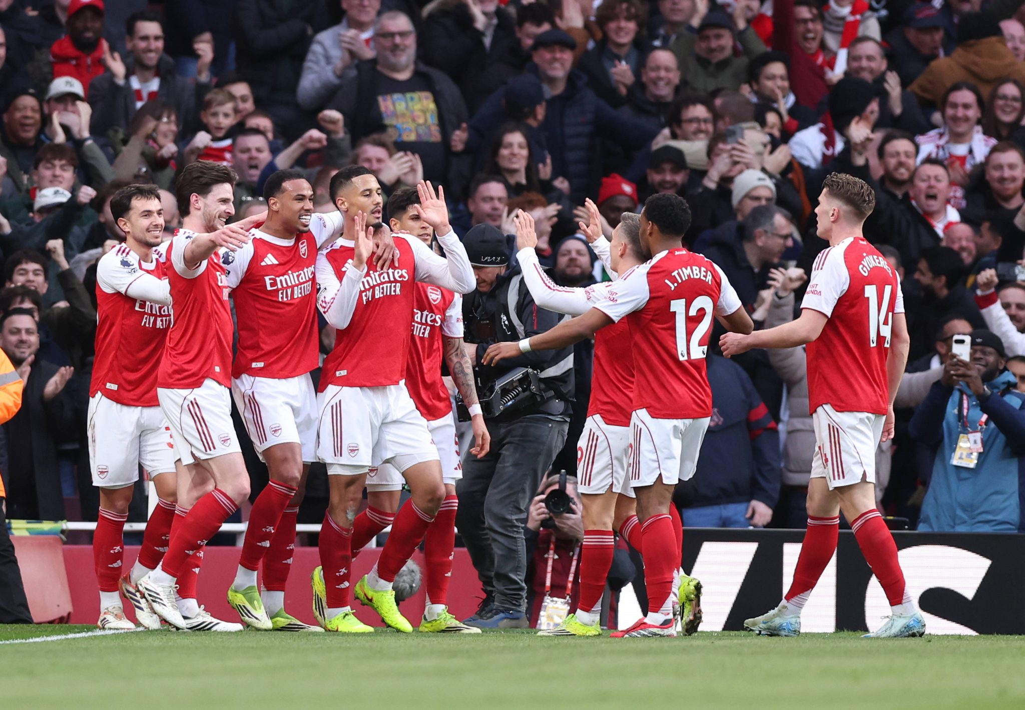 Jogadores do Arsenal comemoram gol