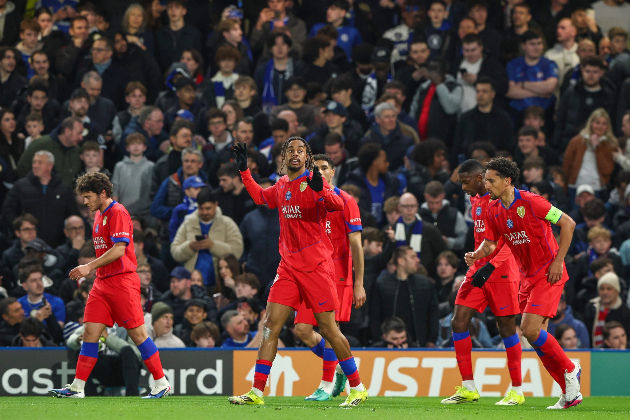 Jogadores do PSG celebram gol em Stamford Bridge