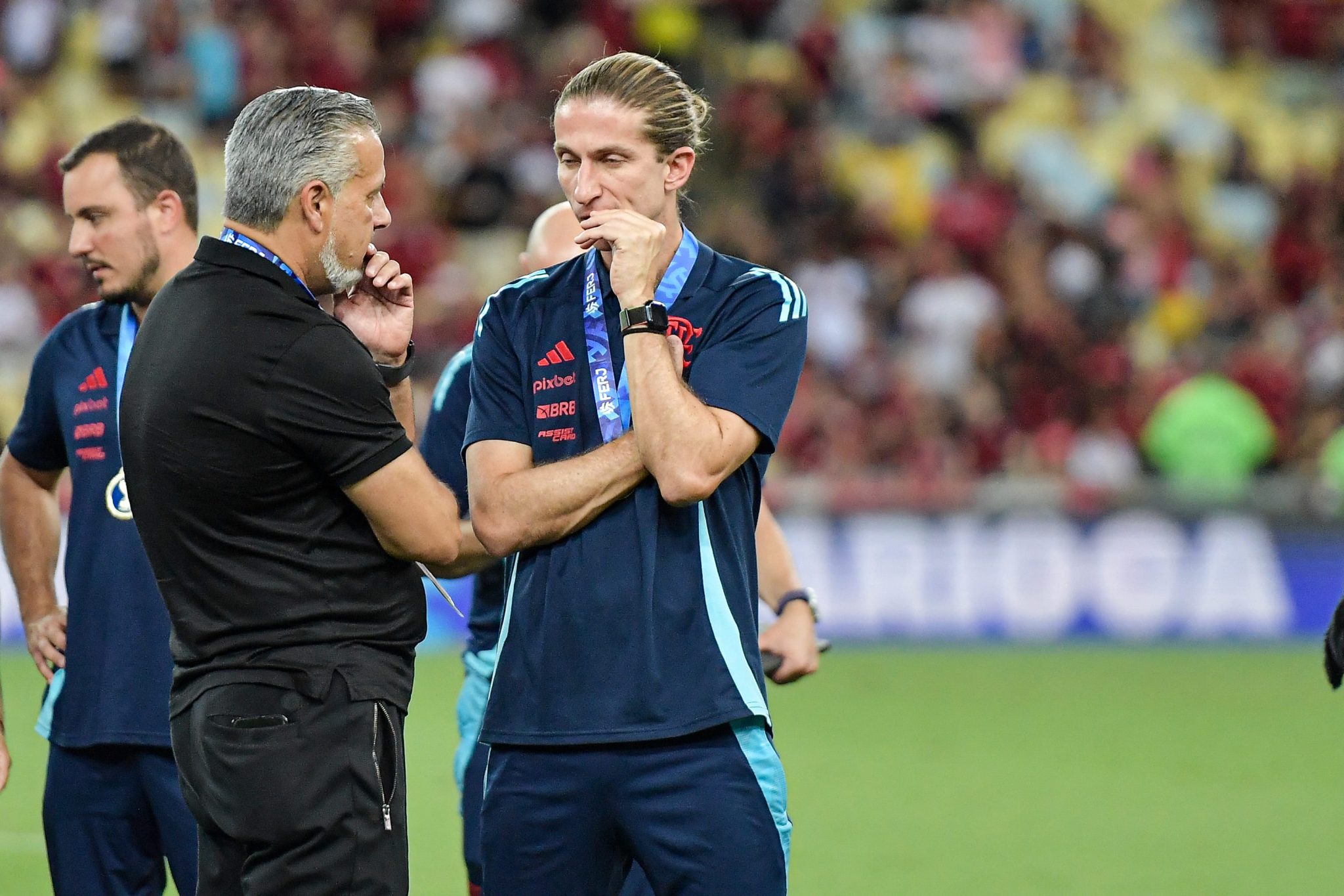 Jos&eacute; Boto, diretor de futebol do Flamengo, conversa com Filipe Lu&iacute;s (Foto: Icon Sport)