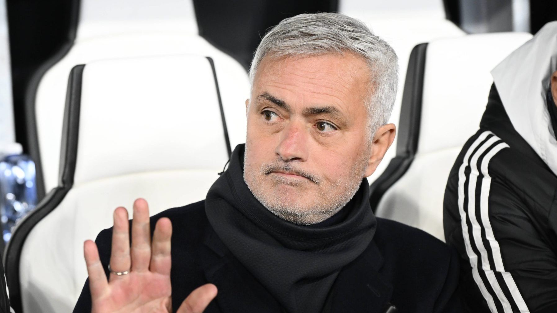 &lsquo;Hip&oacute;crita! Mourinho tem jogadores negros no Benfica. Como eles devem se sentir?&rsquo;