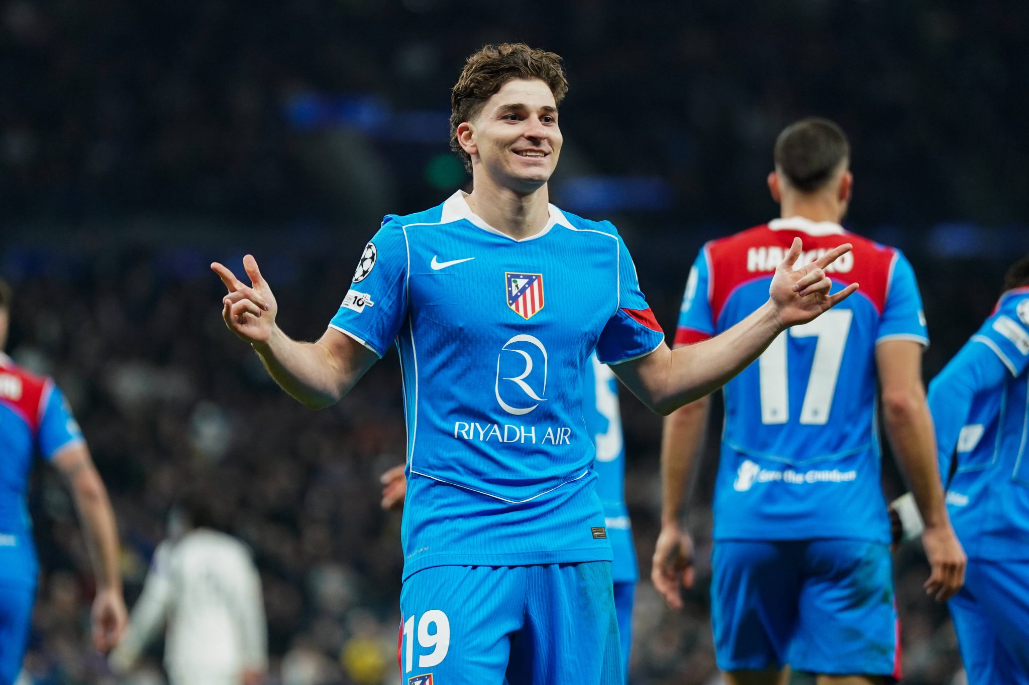 Juli&aacute;n Alvarez celebra gol pelo Atl&eacute;tico de Madrid