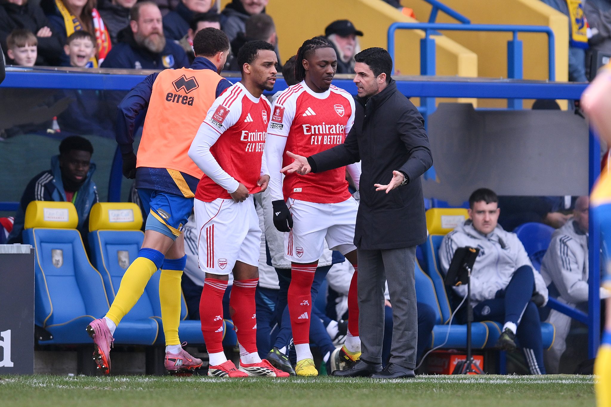 Justin Timber e Eberechi Eze foram acionados por Arteta no 2&ordm; tempo de Mansfield x Arsenal (Foto: Icon Sport)