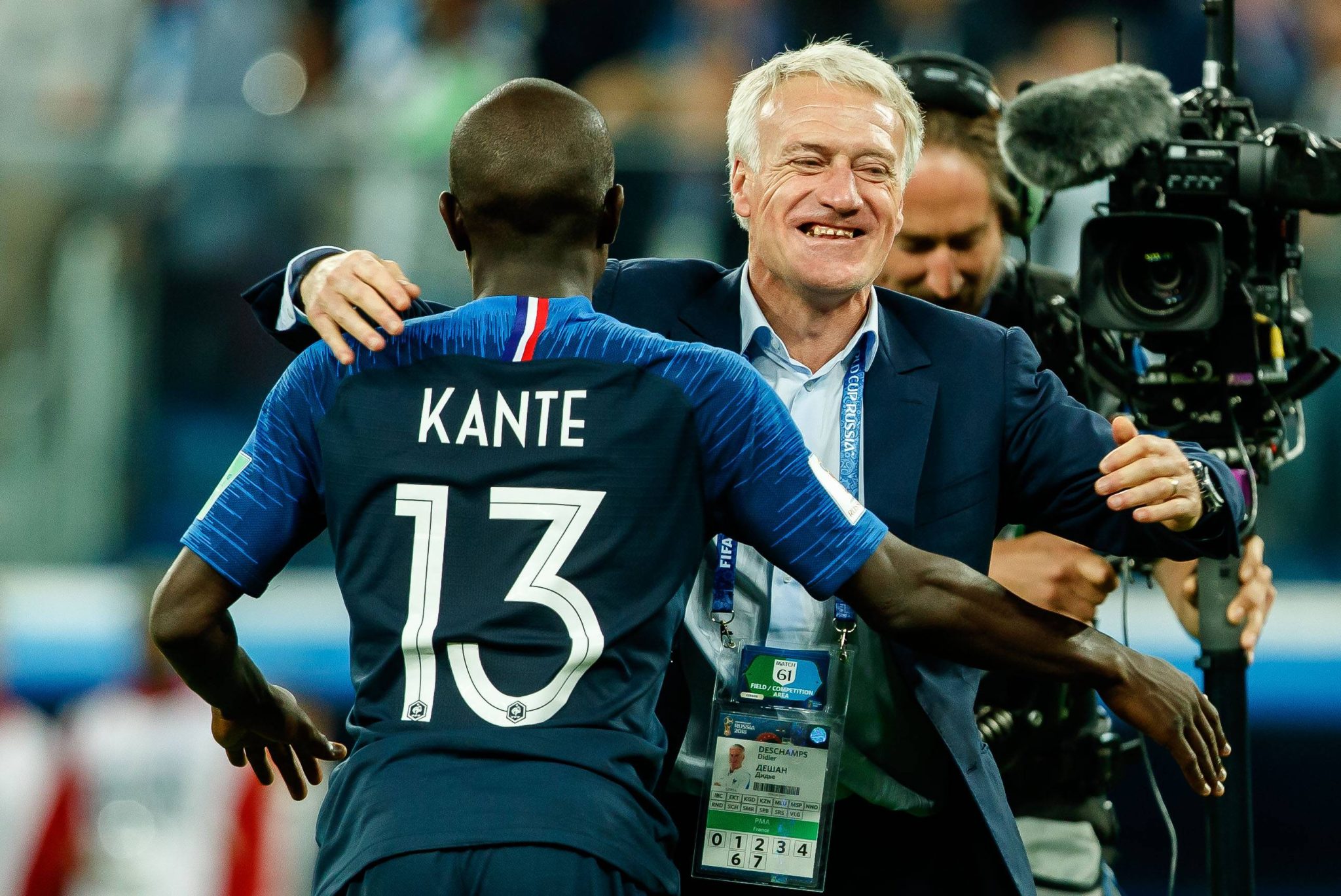 Kant&eacute; abra&ccedil;a Deschamps ap&oacute;s jogo da sele&ccedil;&atilde;o francesa