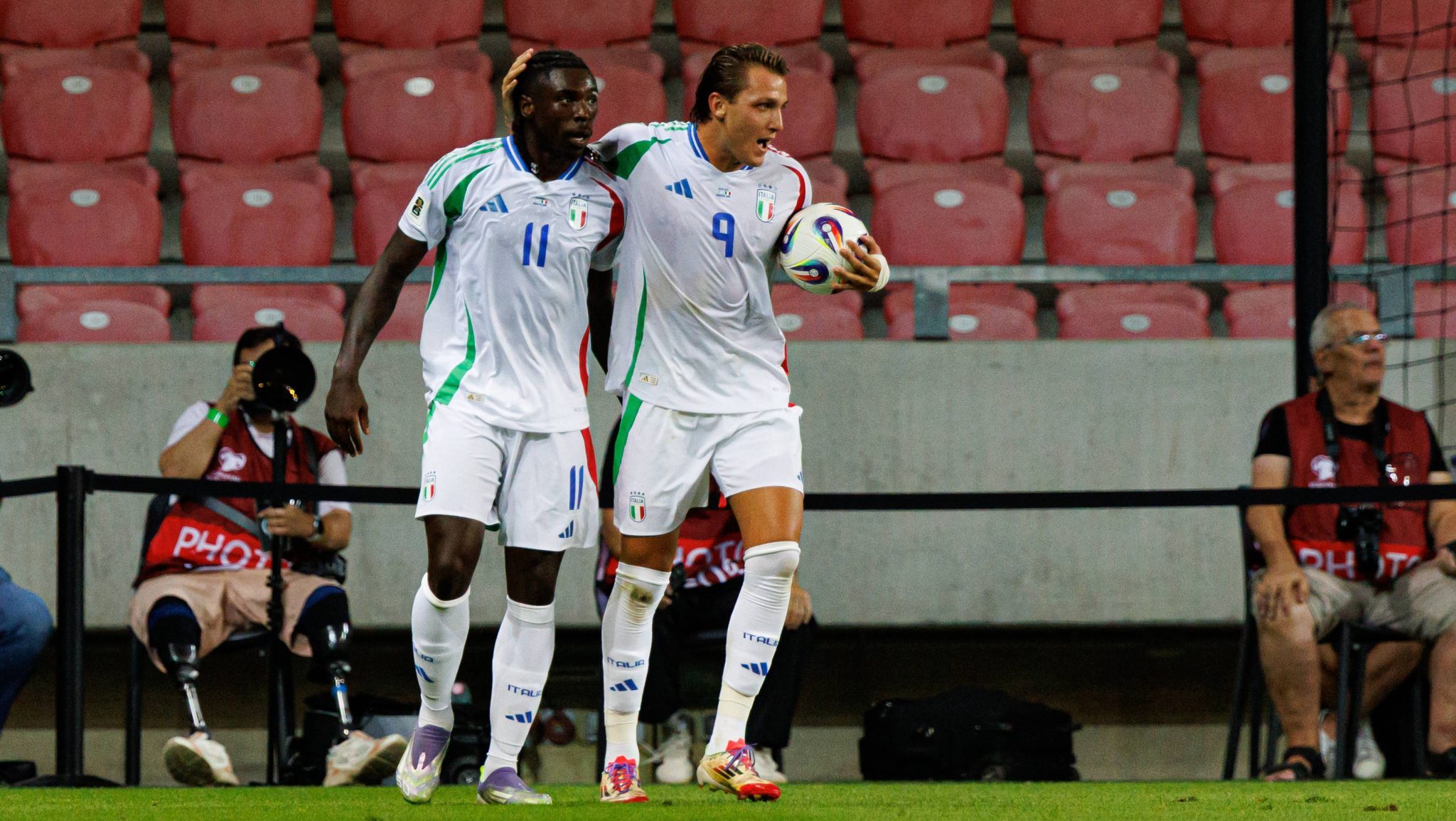 Moise Kean e Reteguei defendendo a sele&ccedil;&atilde;o italiana