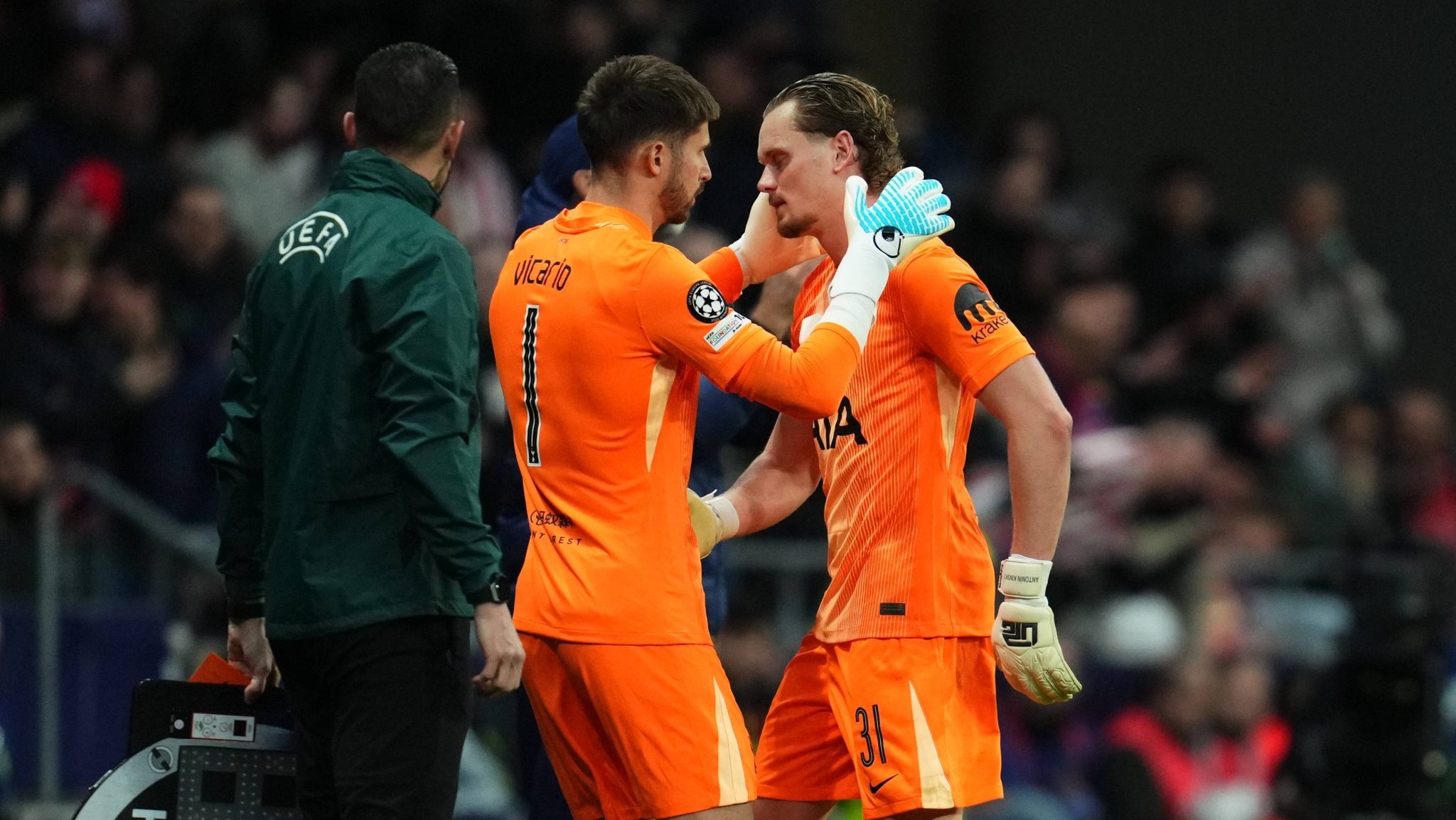 Kinsky foi substitu&iacute;do ainda no primeiro tempo de confronto com o Atl&eacute;tico de Madrid 