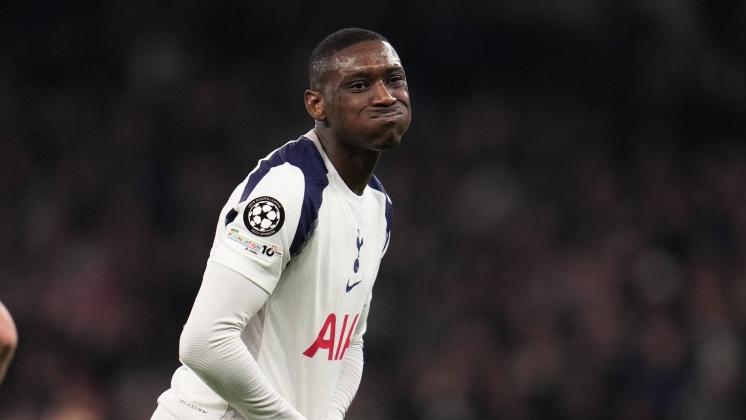 Tottenham paga caro pela ida, mas vit&oacute;ria em queda para o Atl&eacute;tico soa como sopro de esperan&ccedil;a