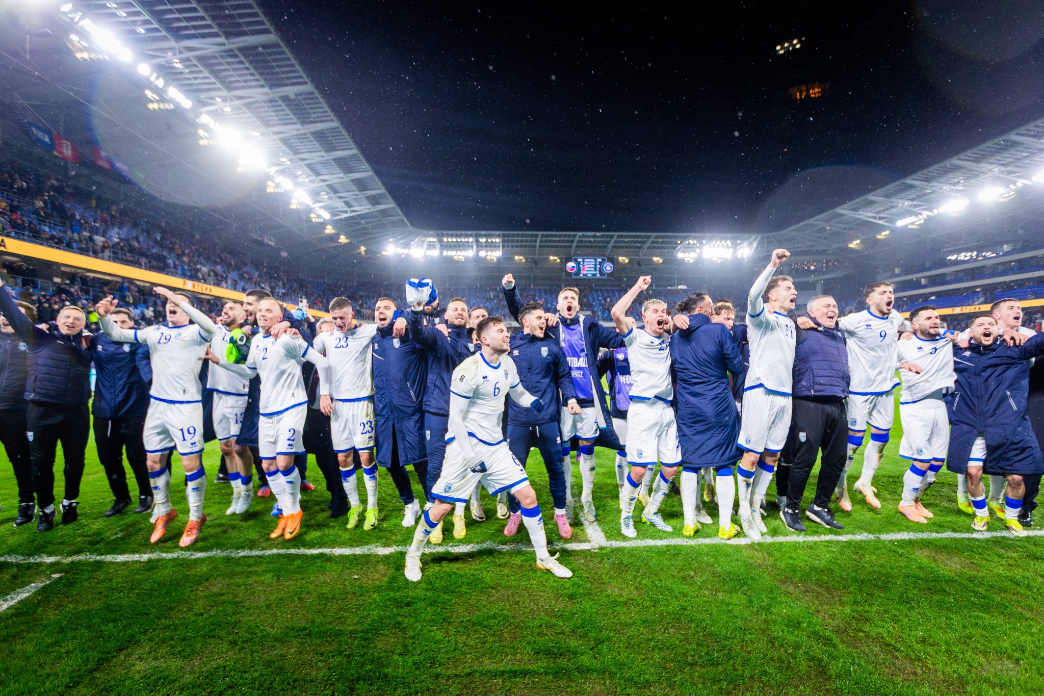 Kosovo celebra vit&oacute;ria sobre a Eslov&aacute;quia durante repescagem da Copa do Mundo (Foto: IMAGO / Branislav Racko)