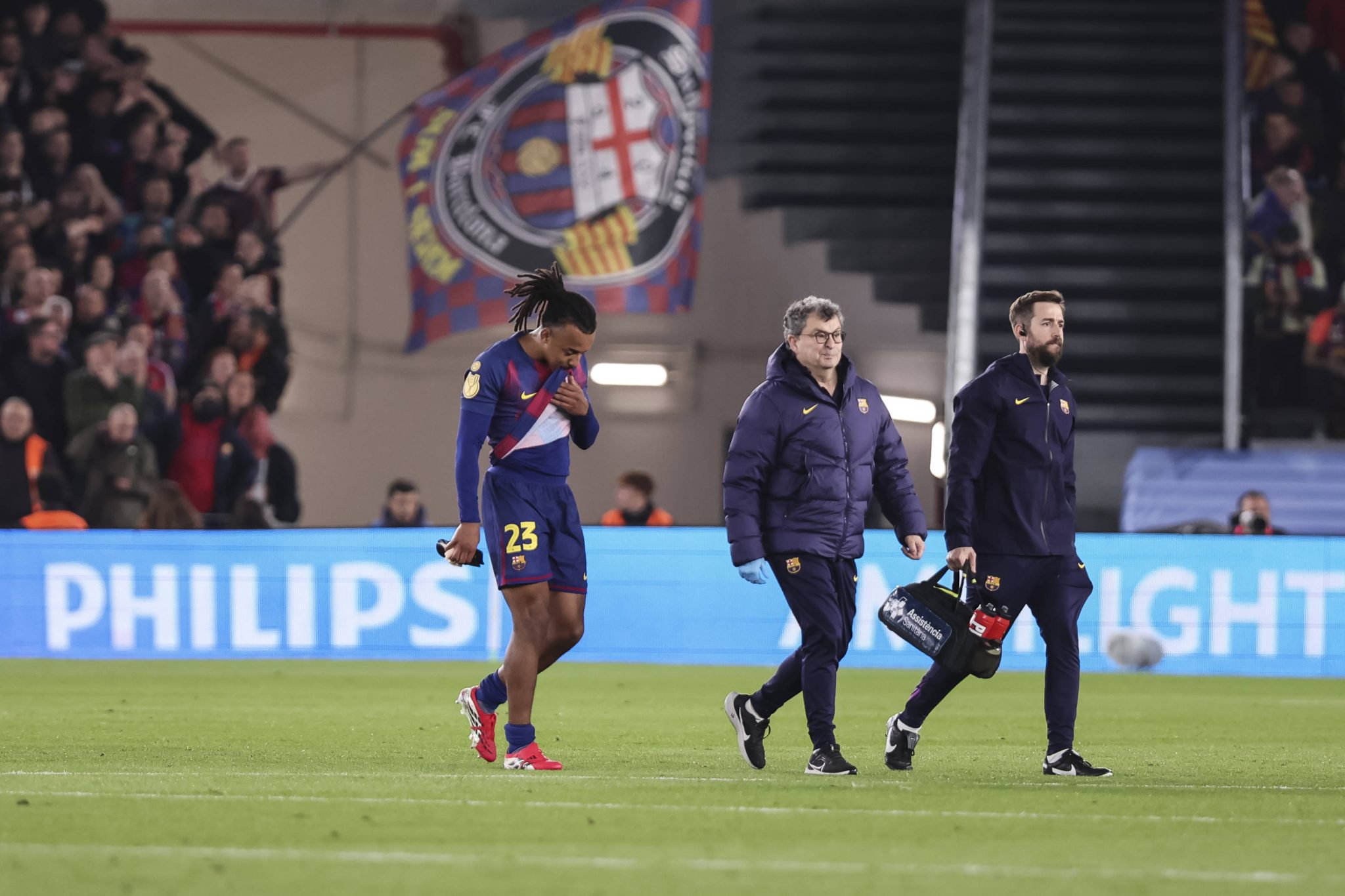 Kound&eacute; sai lesionado em jogo do Barcelona