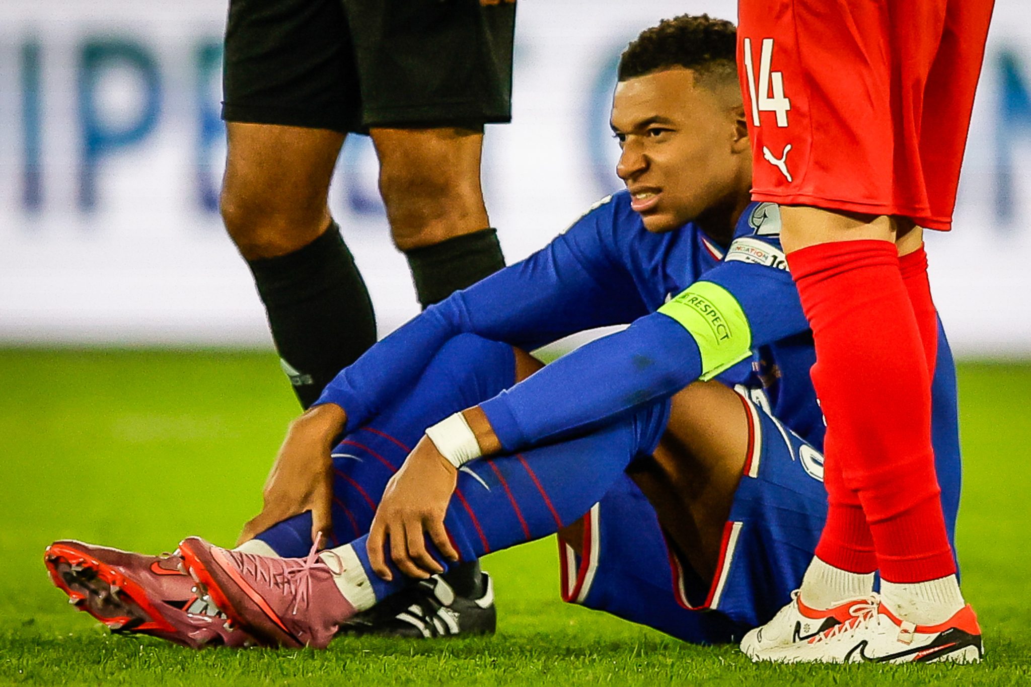 Kylian Mbapp&eacute; convive com dores no joelho (Foto: IconSport/Zuma)