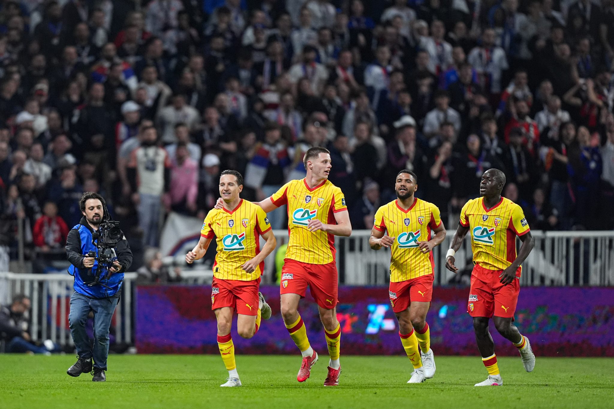 Jogadores do Lens comemoram gol sobre Lyon