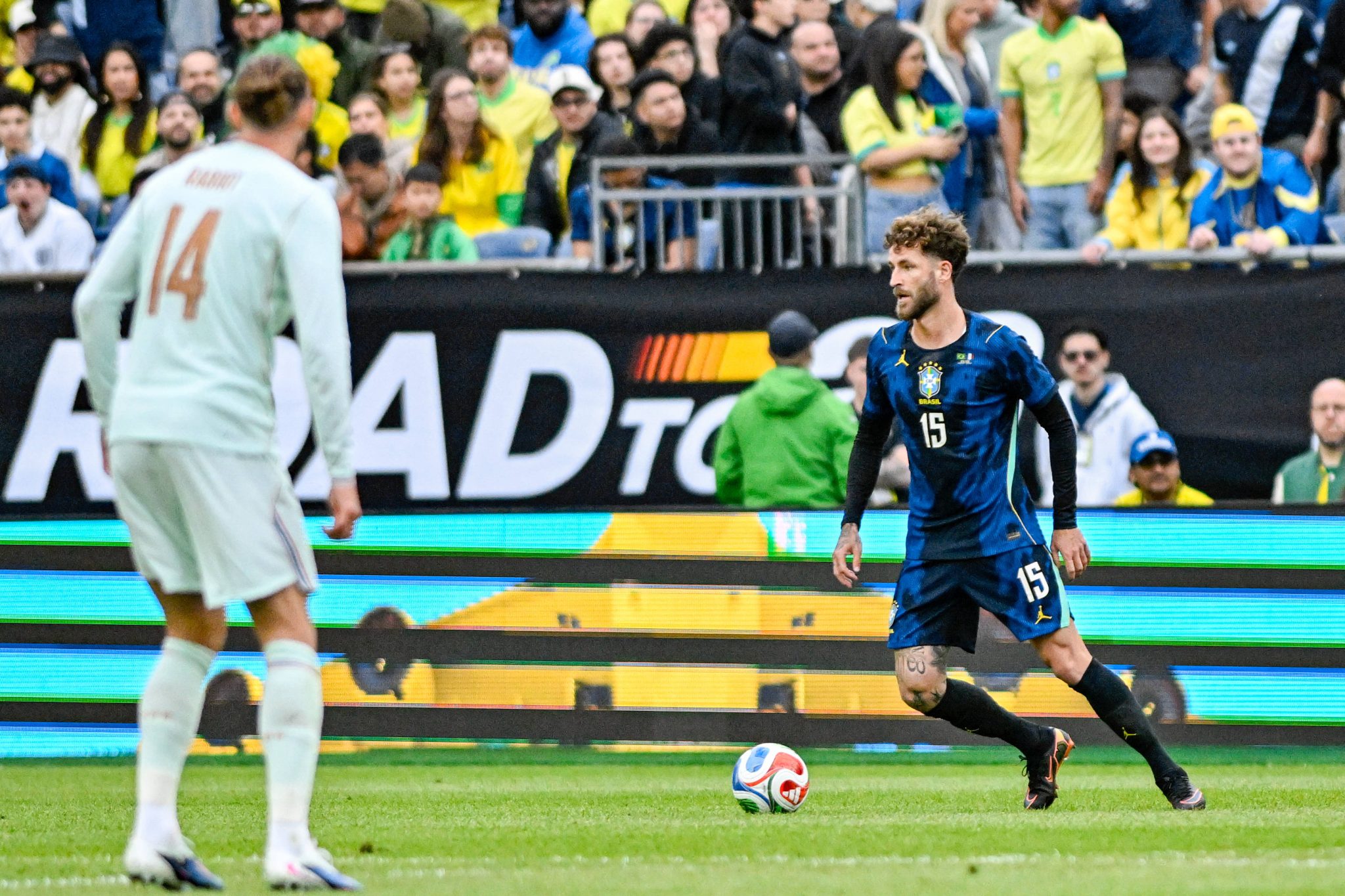 L&eacute;o Pereira n&atilde;o fez grande jogo contra a Fran&ccedil;a