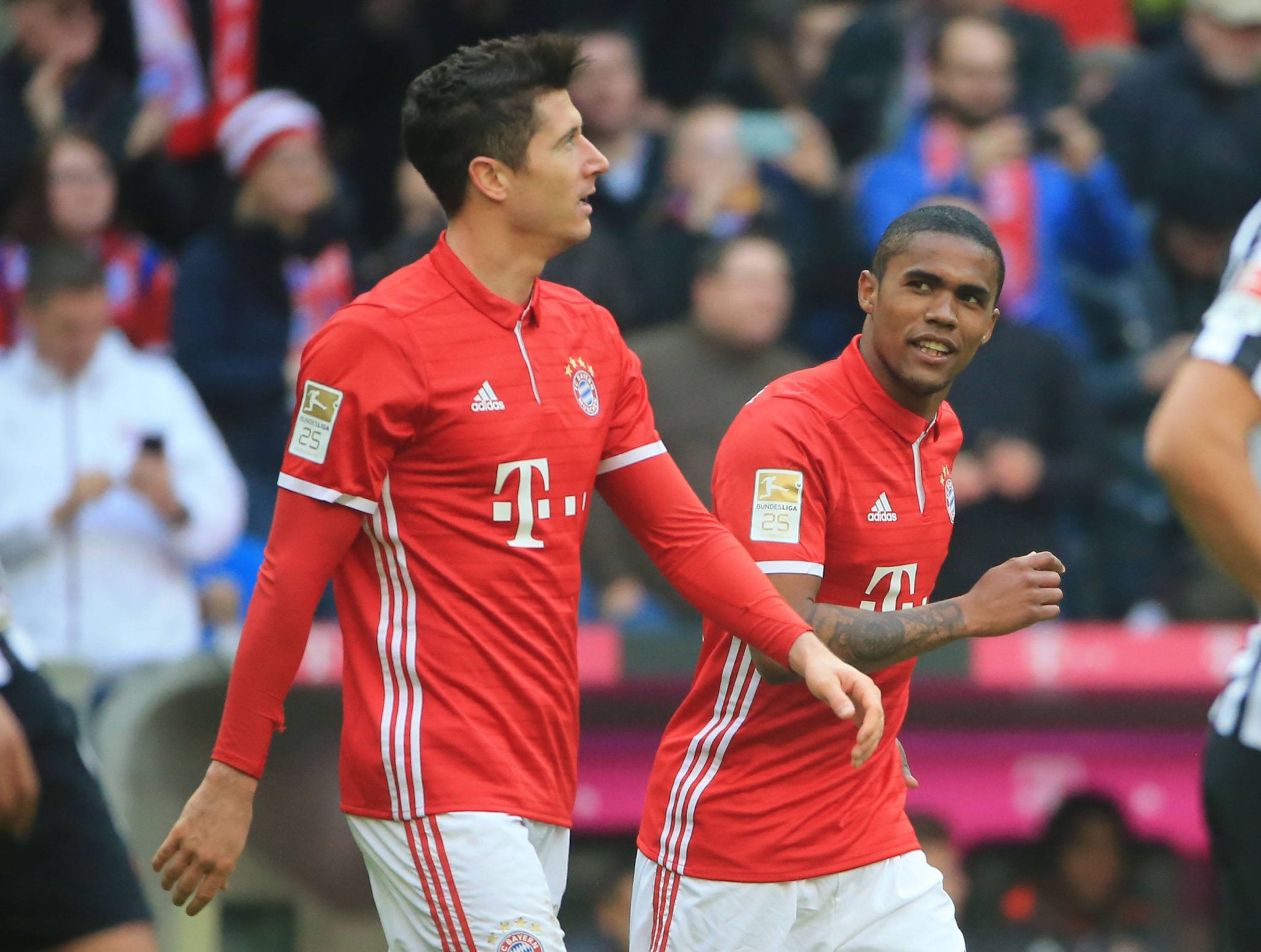 Lewandowski e Douglas Costa pelo Bayern de Munique