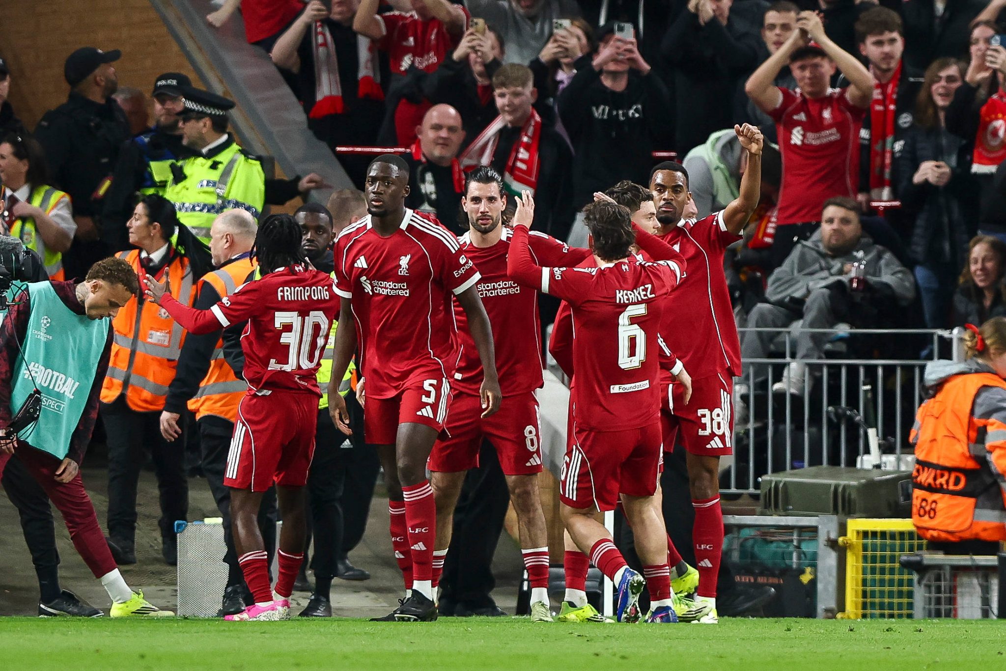 Jogadores do Liverpool celebram gol contra o Galatasaray
