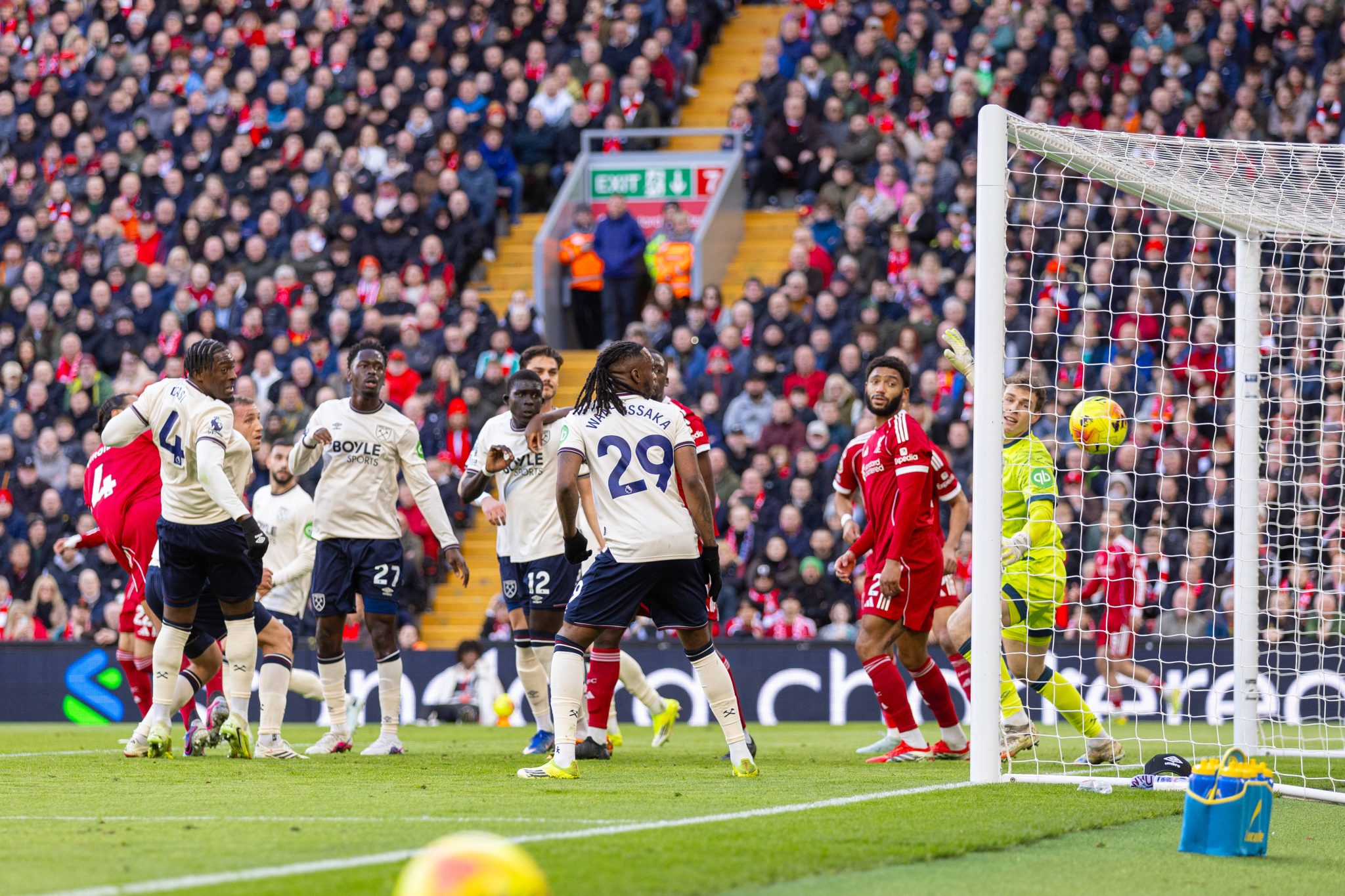 Liverpool tamb&eacute;m virou especialista em bolas paradas (Foto: Imago)