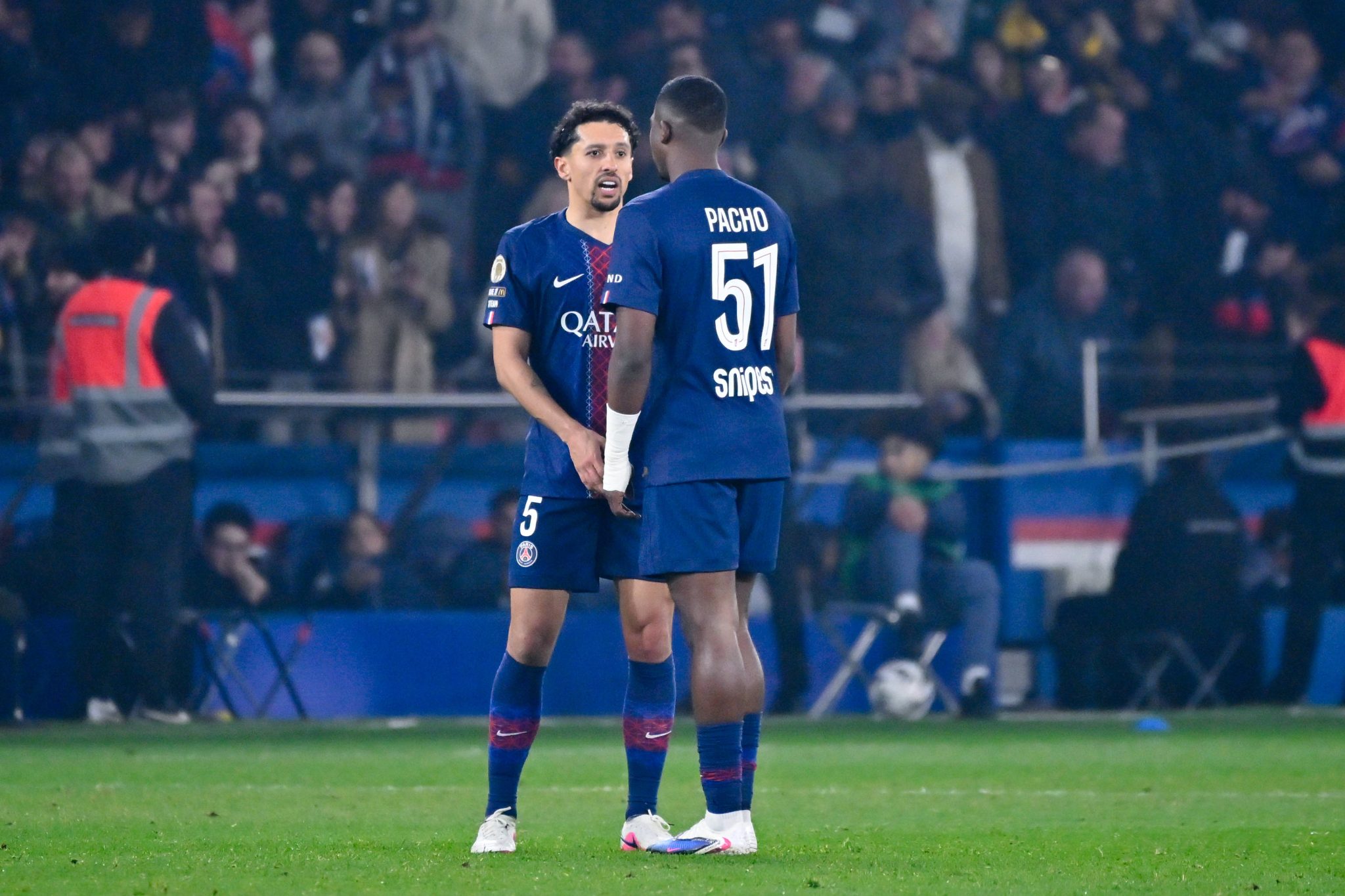 Marquinhos e Pacho em partida do PSG (Foto: IMAGO / PsnewZ)