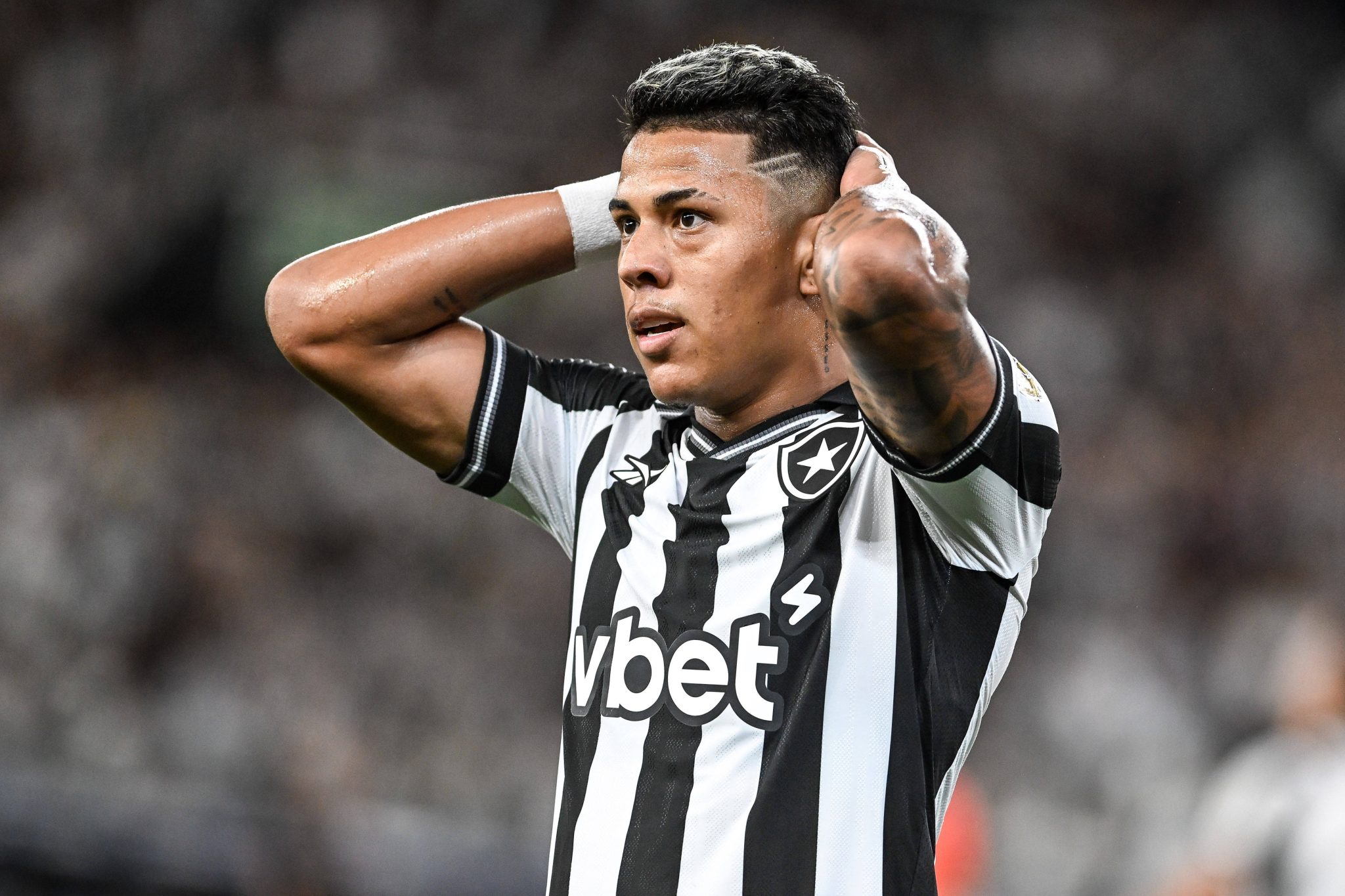 Matheus Martins em jogo do Botafogo