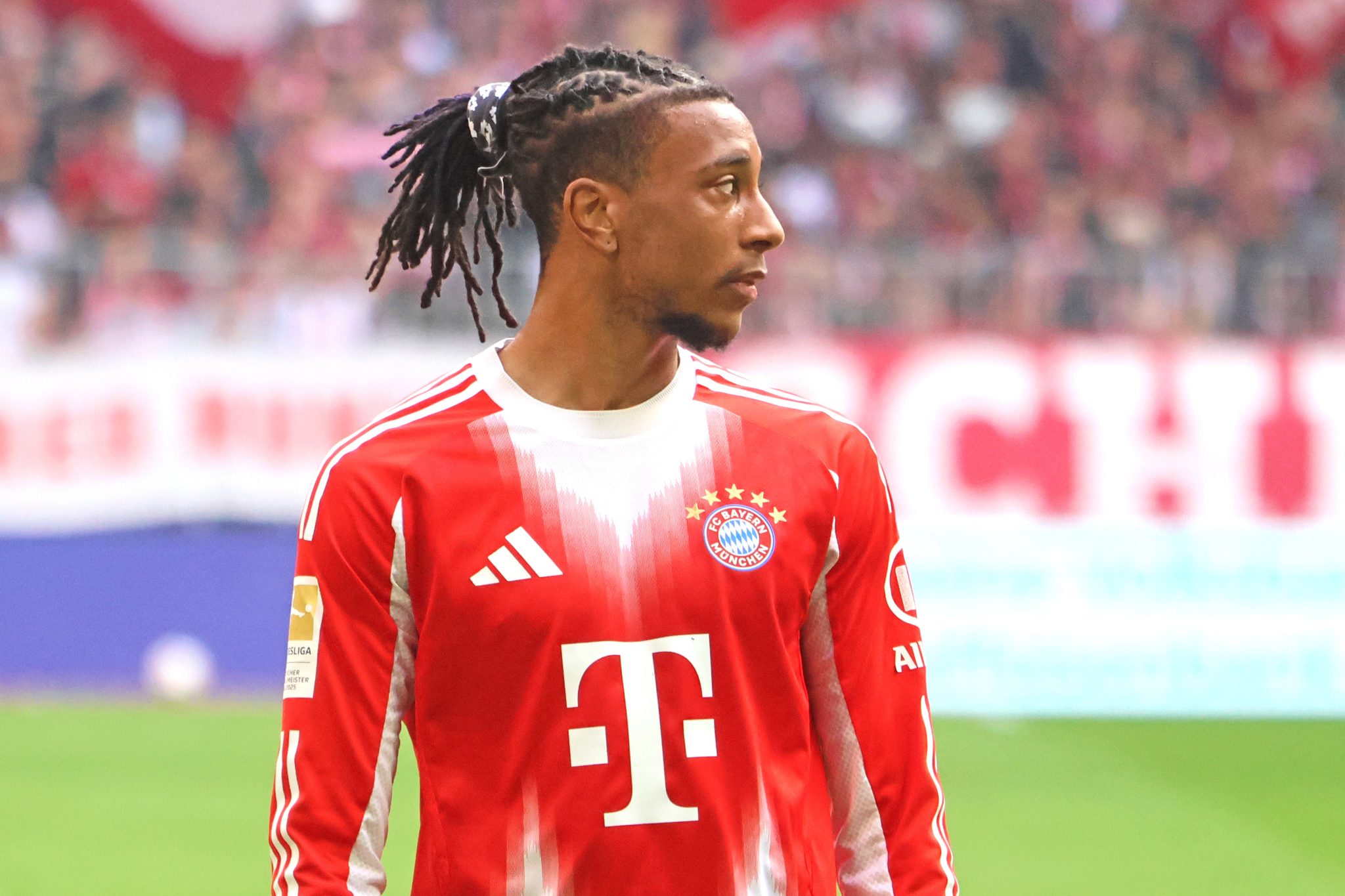 Michael Olise em atua&ccedil;&atilde;o pelo Bayern de Munique (Foto: IMAGO / Lackovic)