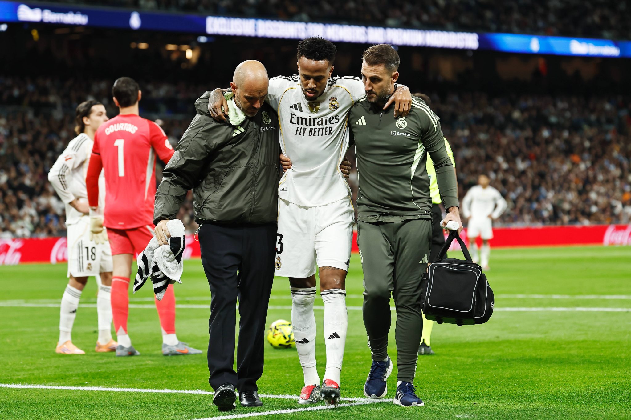 Milit&atilde;o deixa gramado do Bernab&eacute;u lesionado