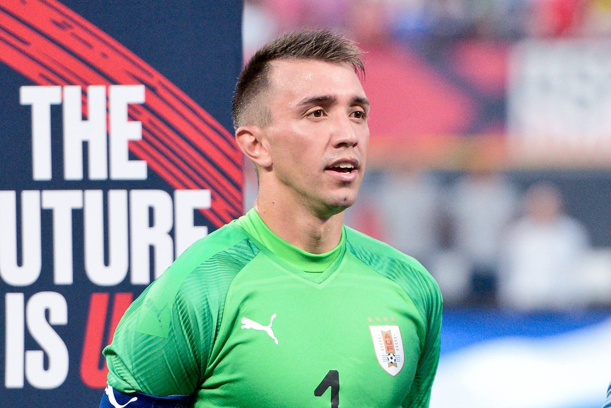 Muslera durante execu&ccedil;&atilde;o do hino nacional uruguaio