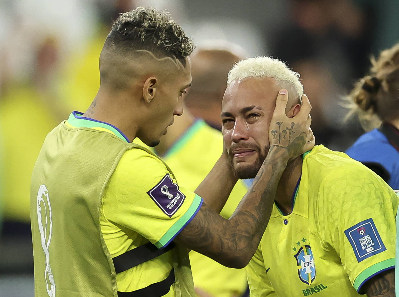 Neymar &eacute; consolado por Raphinha na Copa do Mundo de 2022