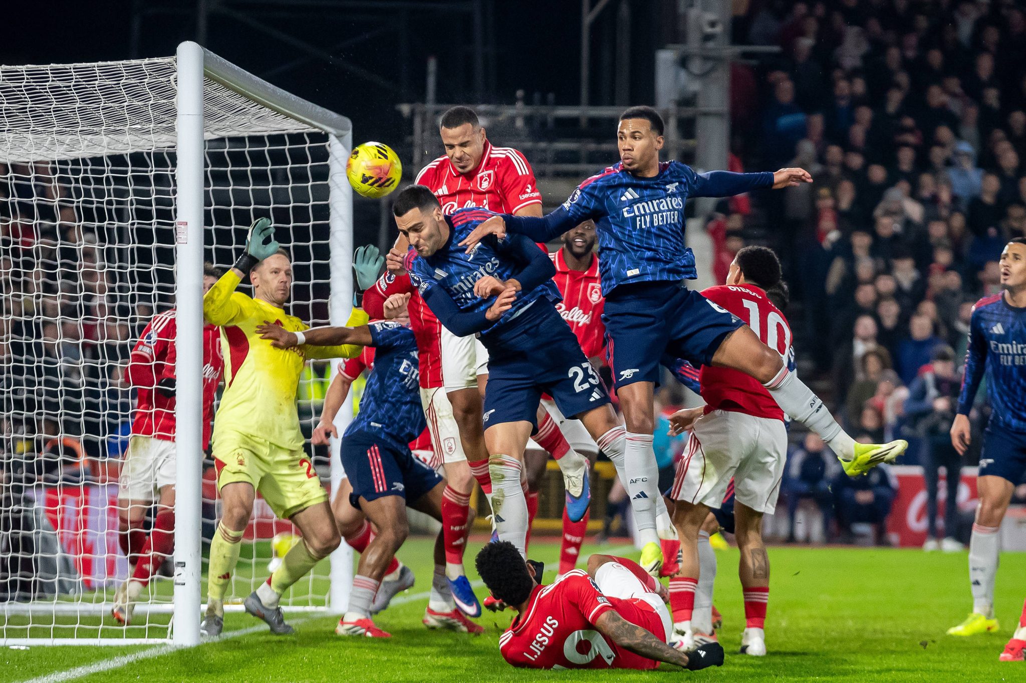 Cobran&ccedil;a de escanteio entre Nottinham Forest x Arsenal, pela Premier League (Foto: Imago)