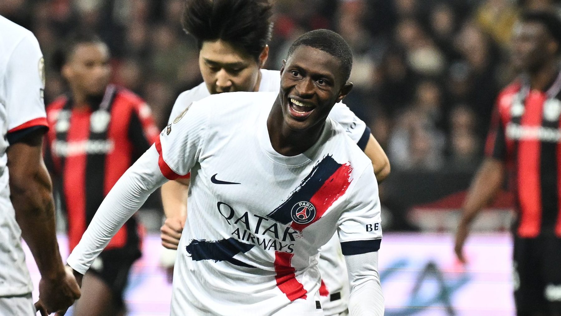 Nuno Mendes celebra gol pelo PSG