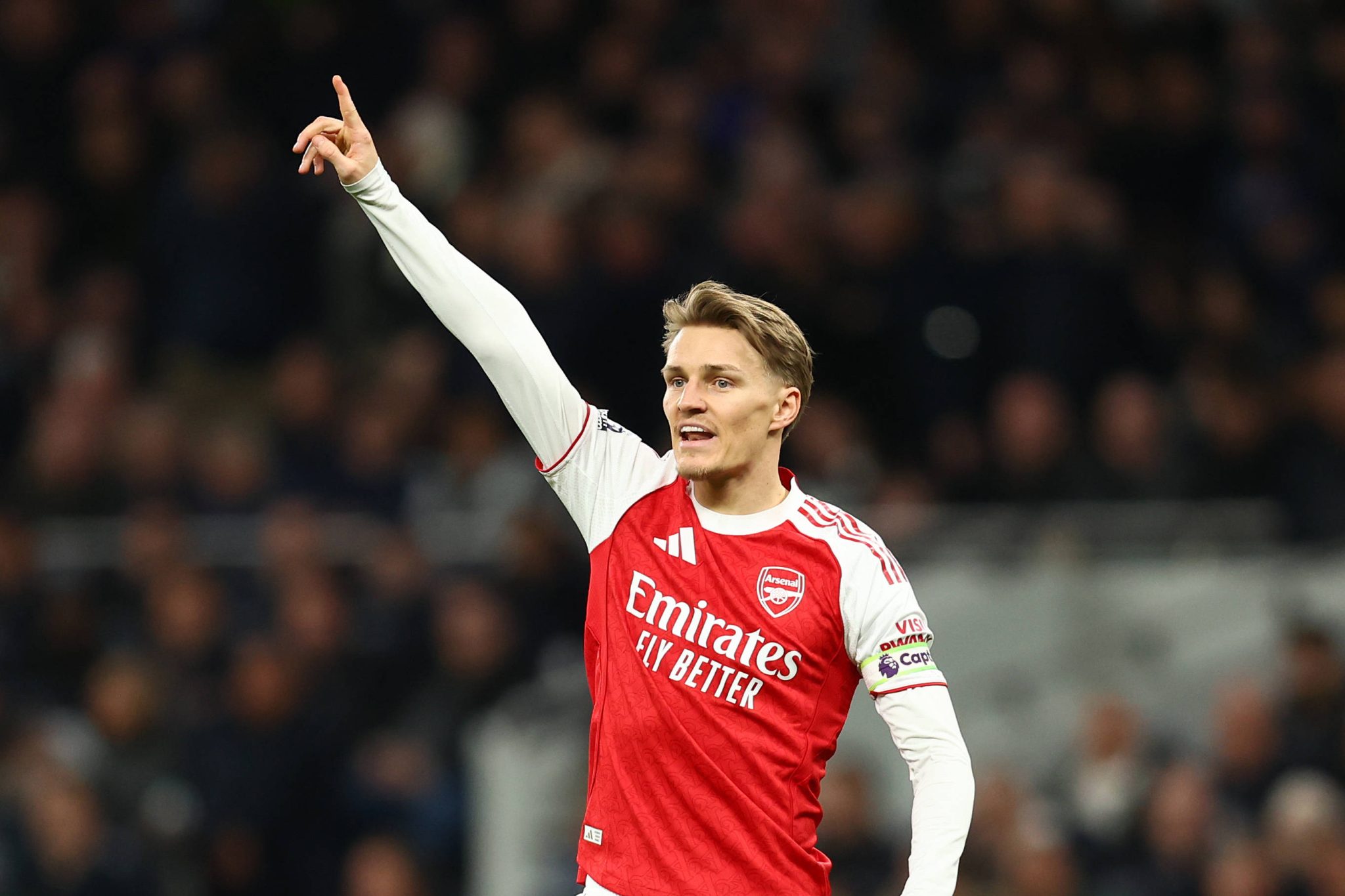 Odegaard em a&ccedil;&atilde;o pelo Arsenal 