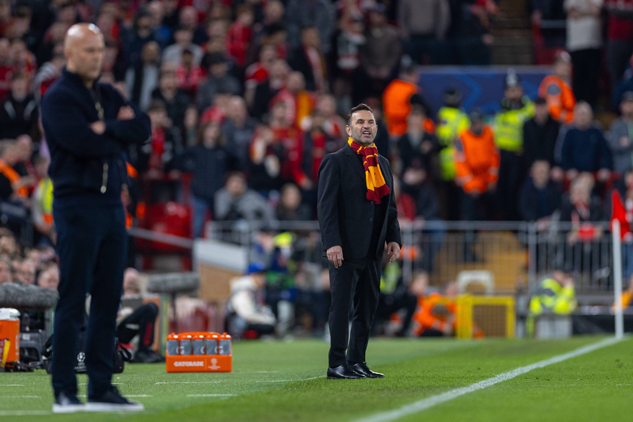 Okan Buruk, t&eacute;cnico do Galatasaray, em Anfield