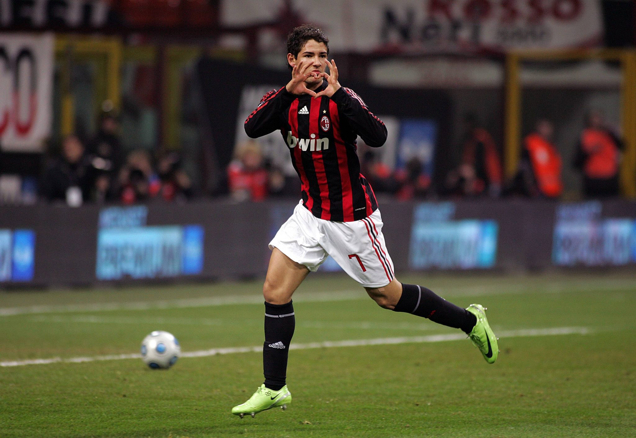 Alexandre Pato celebra gol pelo Milan