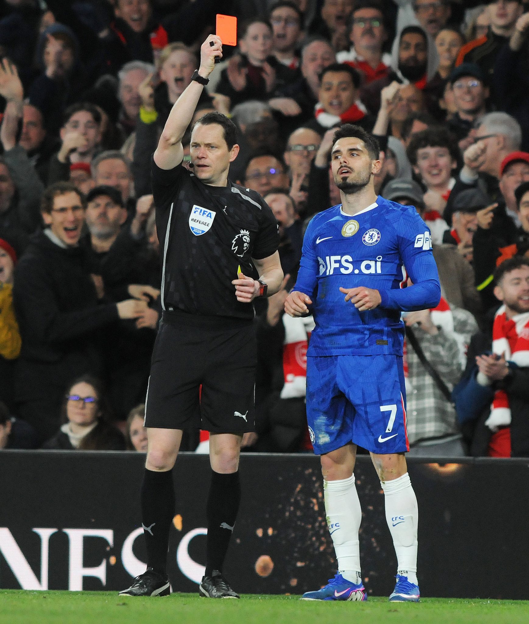 Pedro Neto foi expulso contra o Arsenal