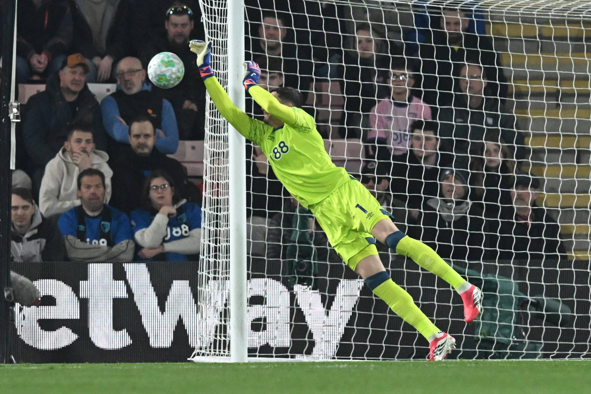 Defesa de Petrovic em Bournemouth x Manchester United