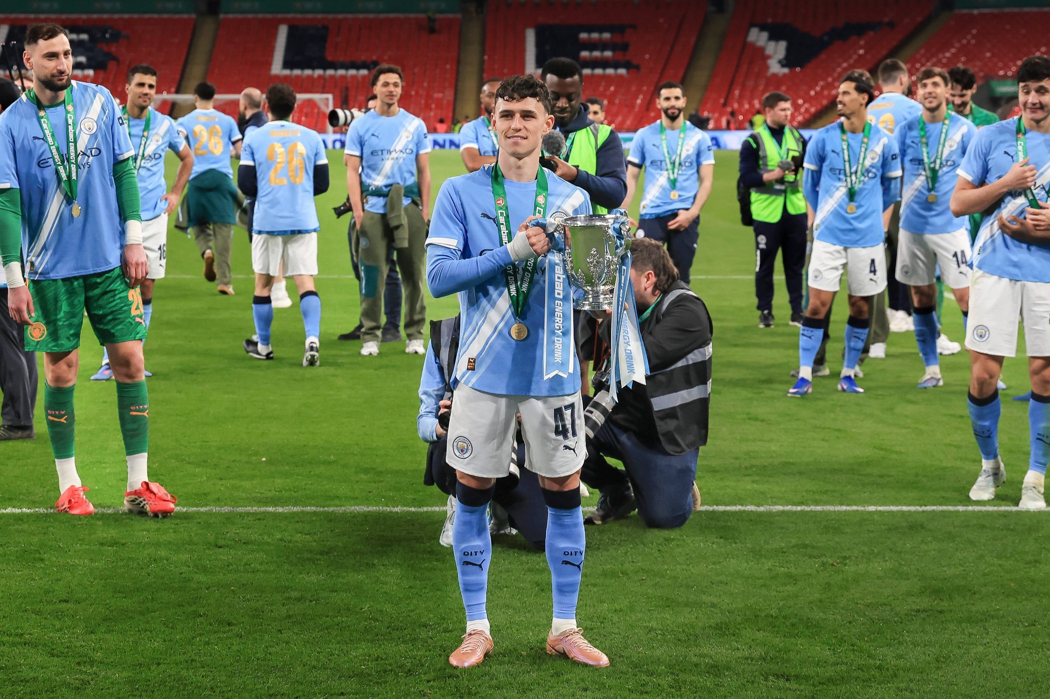 Phil Foden ap&oacute;s conquista da Copa da Liga Inglesa (Foto: IMAGO / Every Second Media)