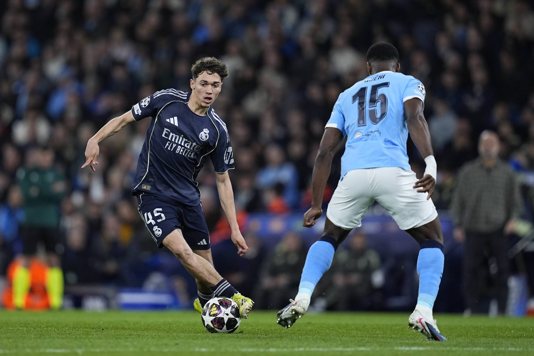 Pitarch contra o Manchester City, na Champions League