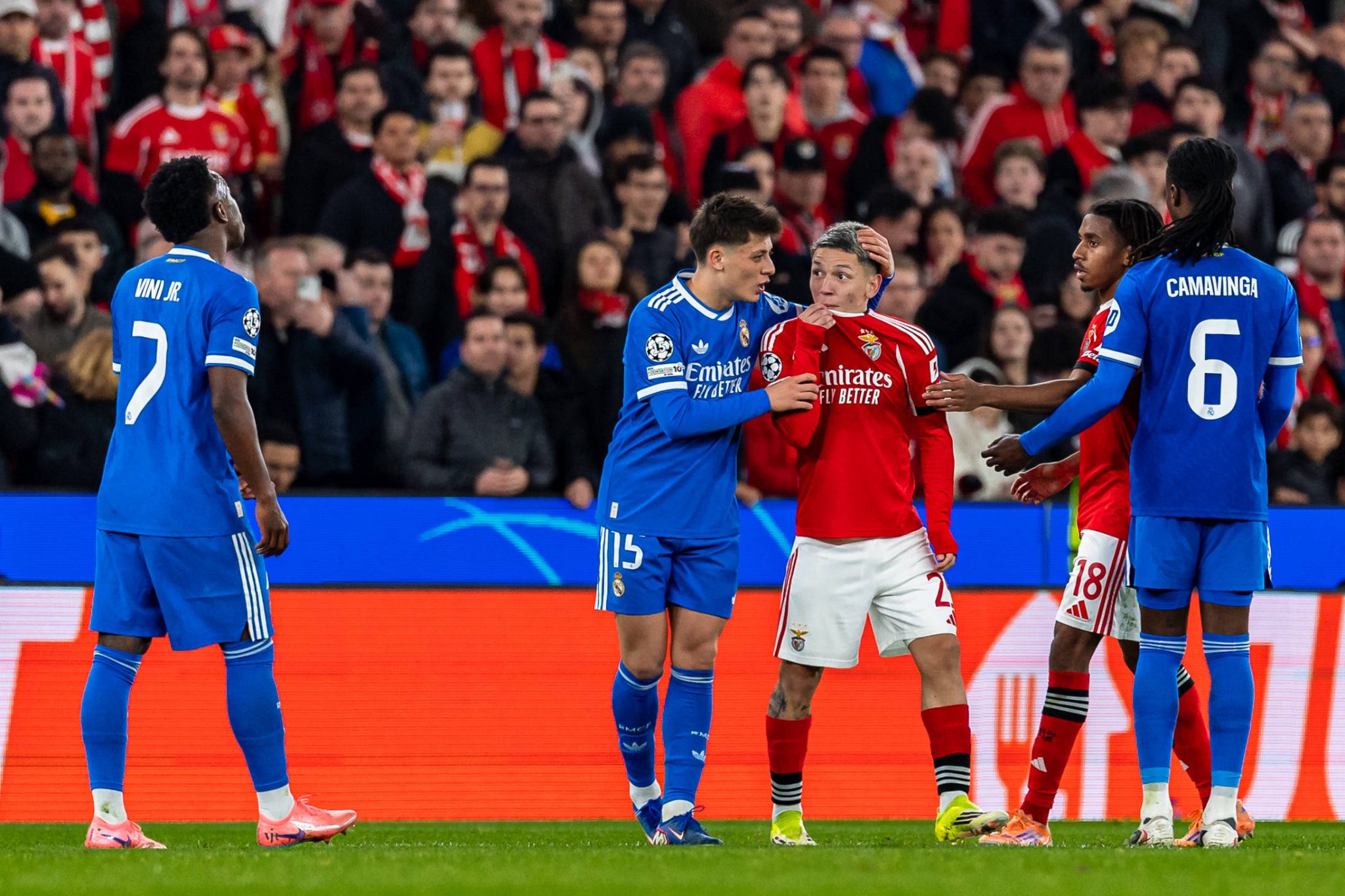 Discuss&atilde;o entre Vinicius J&uacute;nior e Prestianni em jogo entre Benfica e Real Madrid
