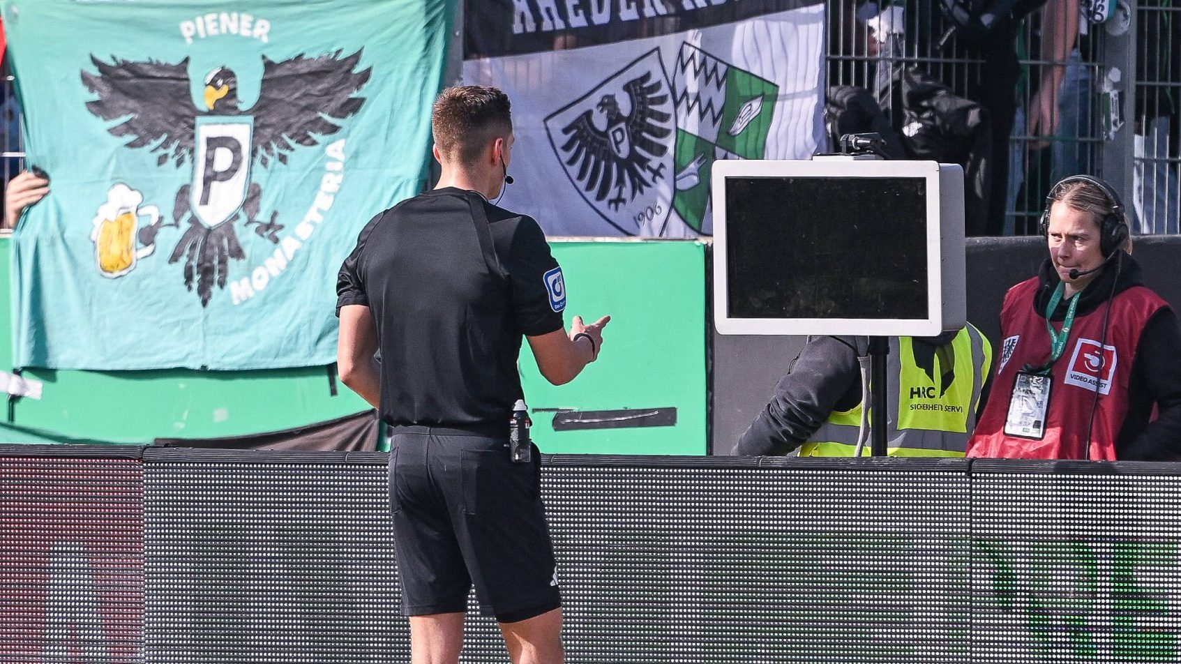 Torcedor invade gramado e desliga sistema do VAR em poss&iacute;vel p&ecirc;nalti na Alemanha