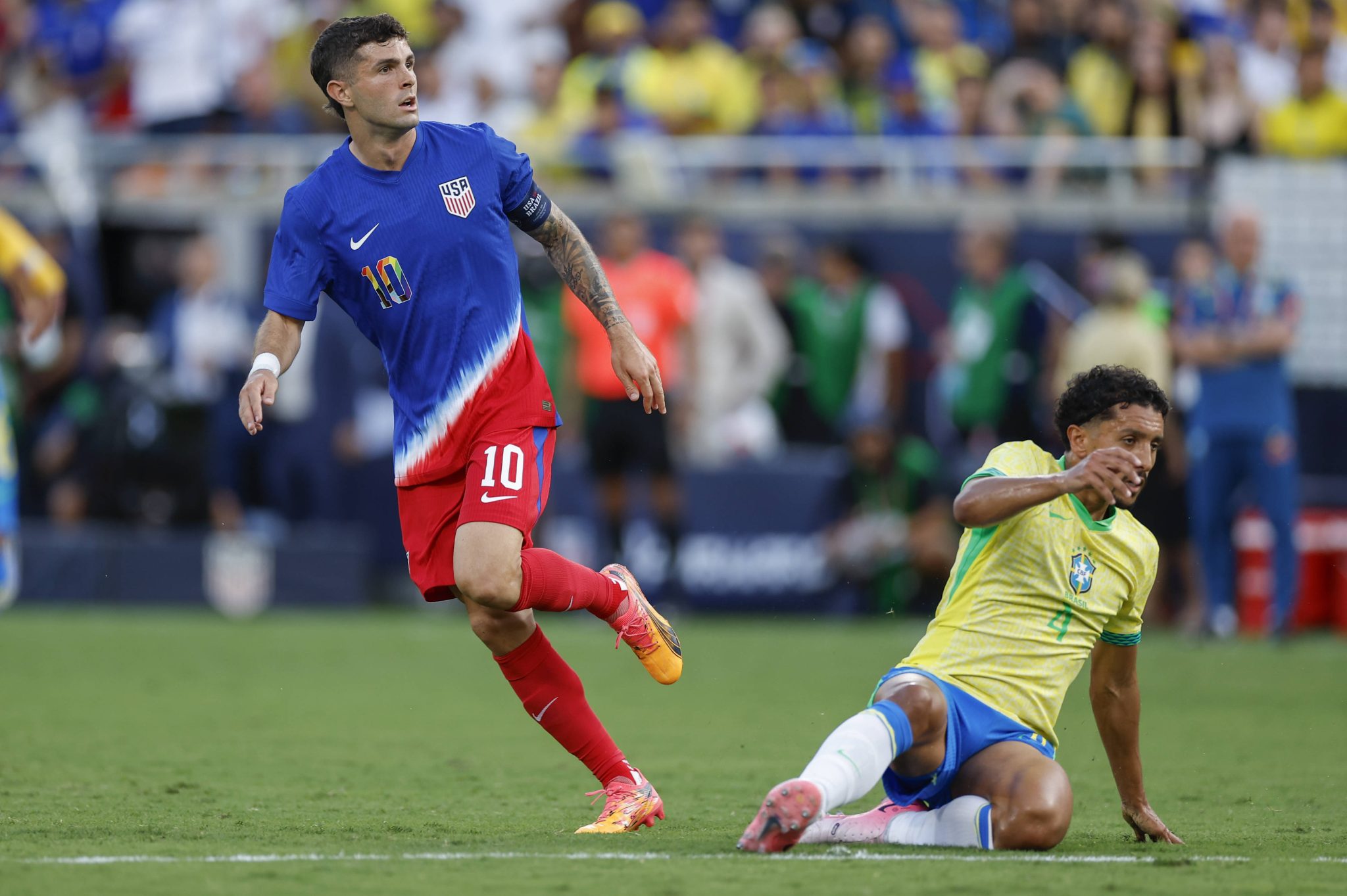 Pulisic e Marquinhos, durante confronto entre Estados Unidos e Brasil, em 2024